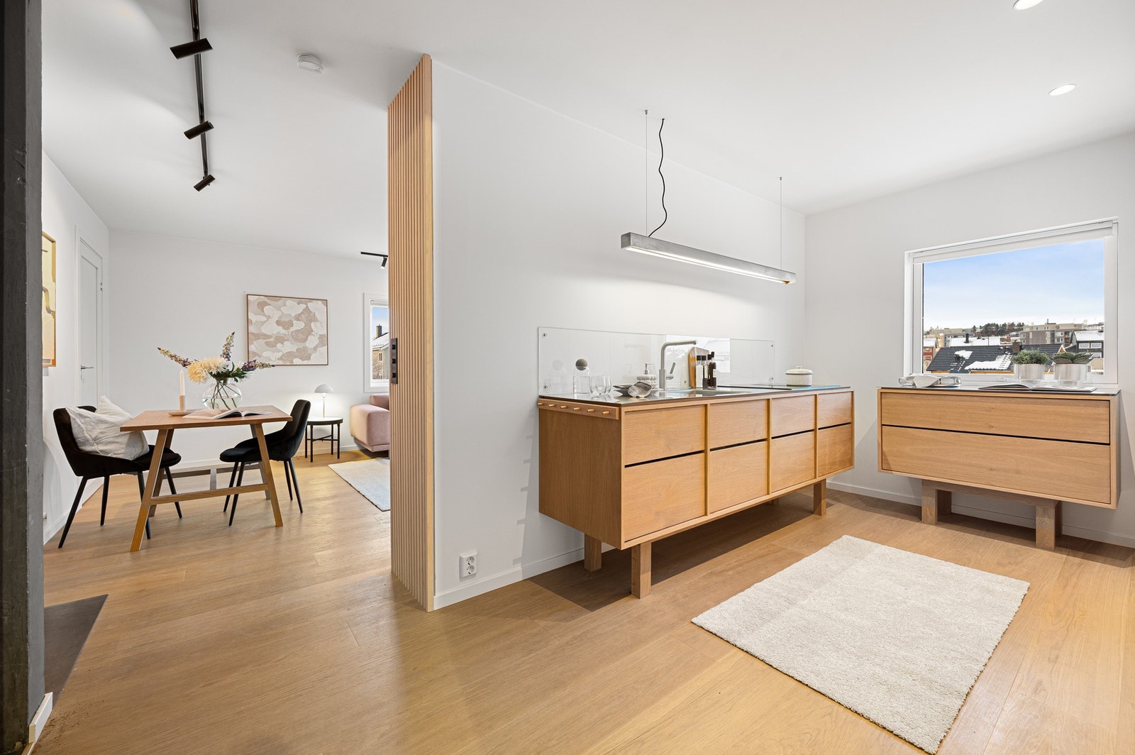 Stilrent kjøkken med praktisk innredning og god plass til oppbevaring. Galleribilde