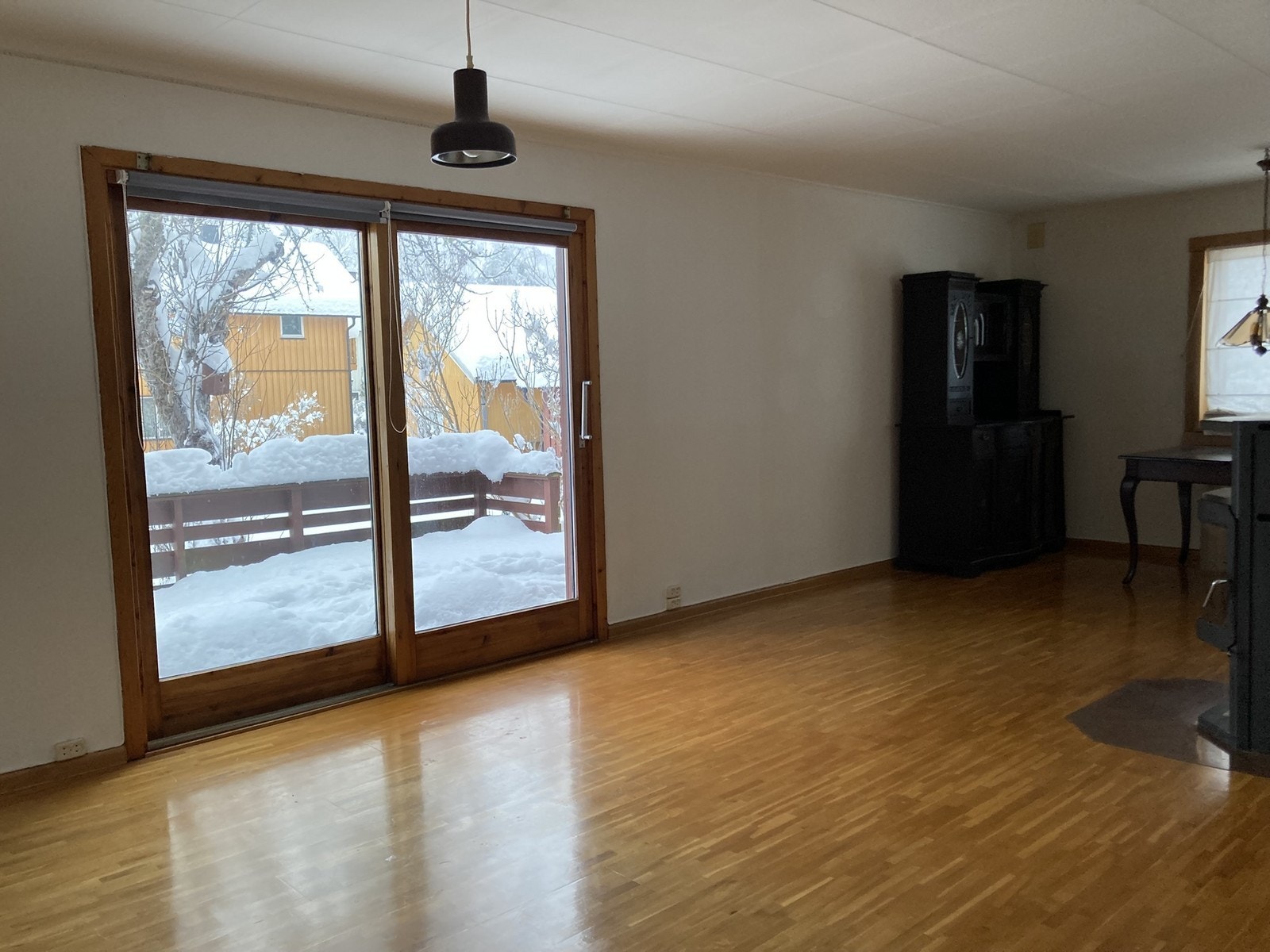 Stue med utang til terrasse og hage Galleribilde