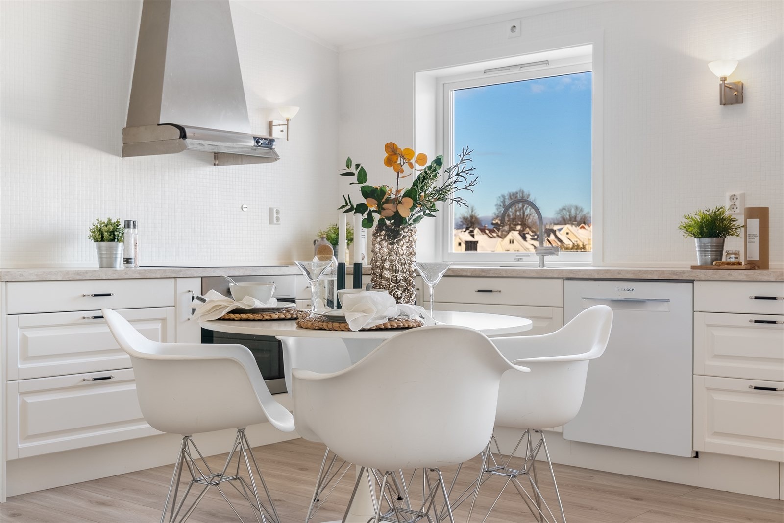 Stilrent kjøkken med hvit, profilert Epoq-innredning og moderne uttrykk Galleribilde