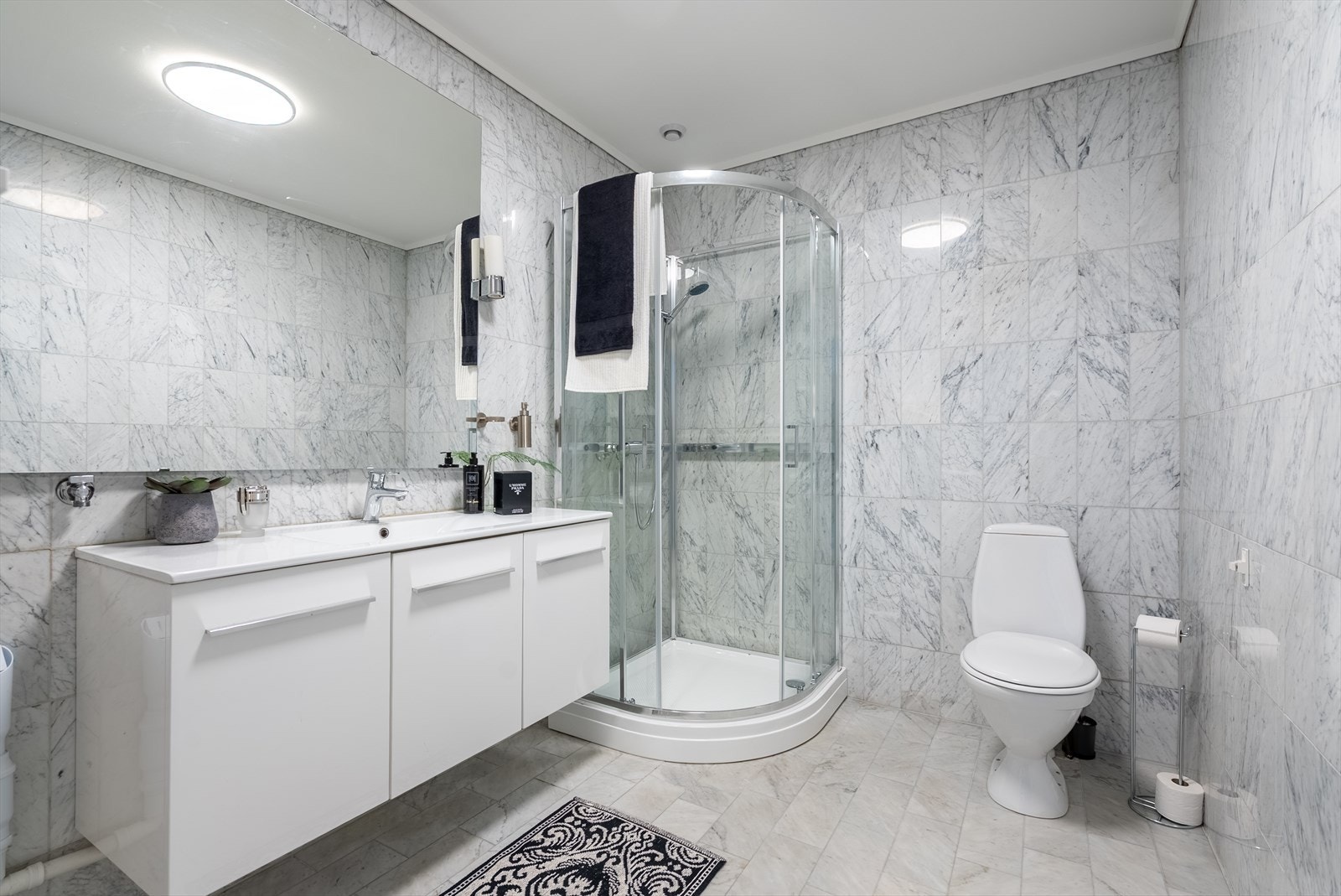 Badet er fra byggeår, med marmorfliser fra Carrara i Italia Galleribilde