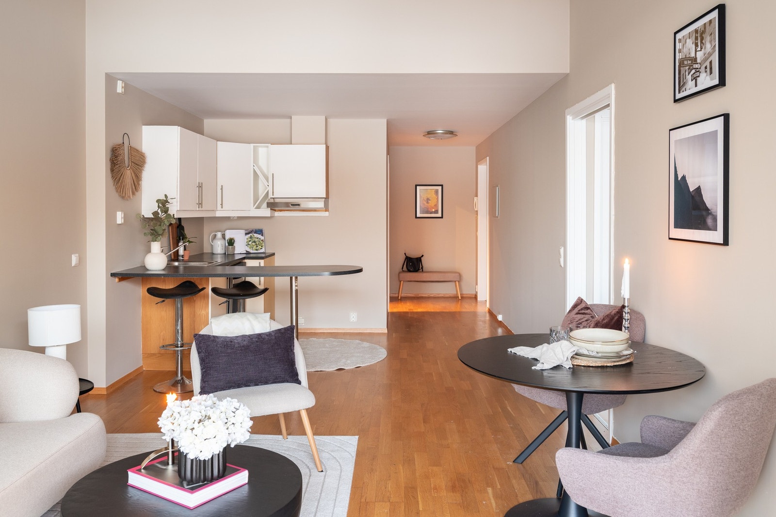 Leiligheten kjennetegnes av svært generøs takhøyde og rikelig med lysinnslipp som sørger for en luftig boatmosfære. Galleribilde