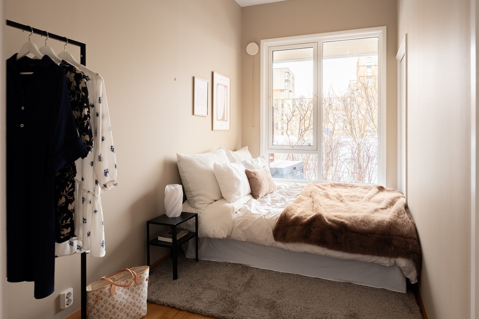 Leilighetens soverom er av god størrelse, på hele 8,5 kvadratmeter. Galleribilde