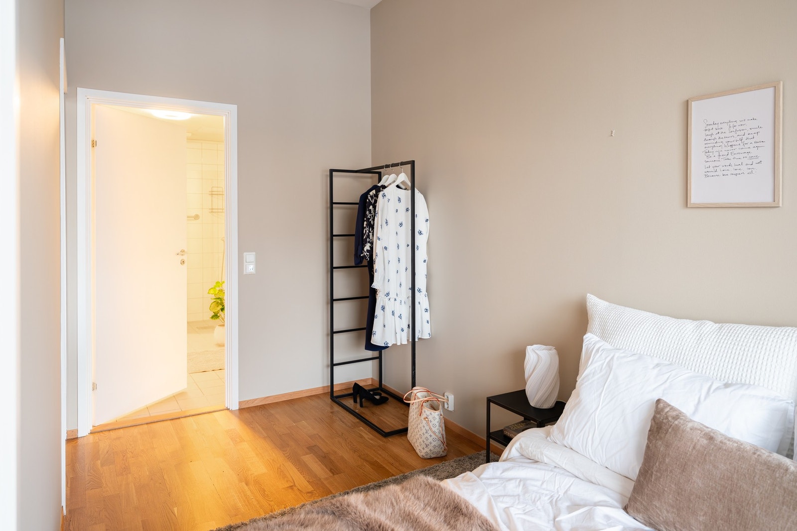 Soverommet har direkte adkomst til baderommet. Galleribilde