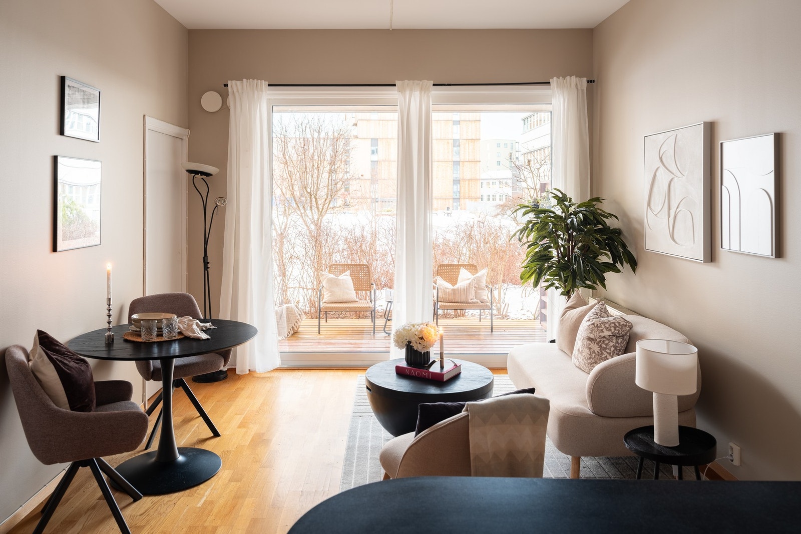 En lys og tiltalende 2-roms leilighet med et romslig bruksareal på 55 kvadratmeter, attraktivt beliggende svært sentralt på Lade. Galleribilde