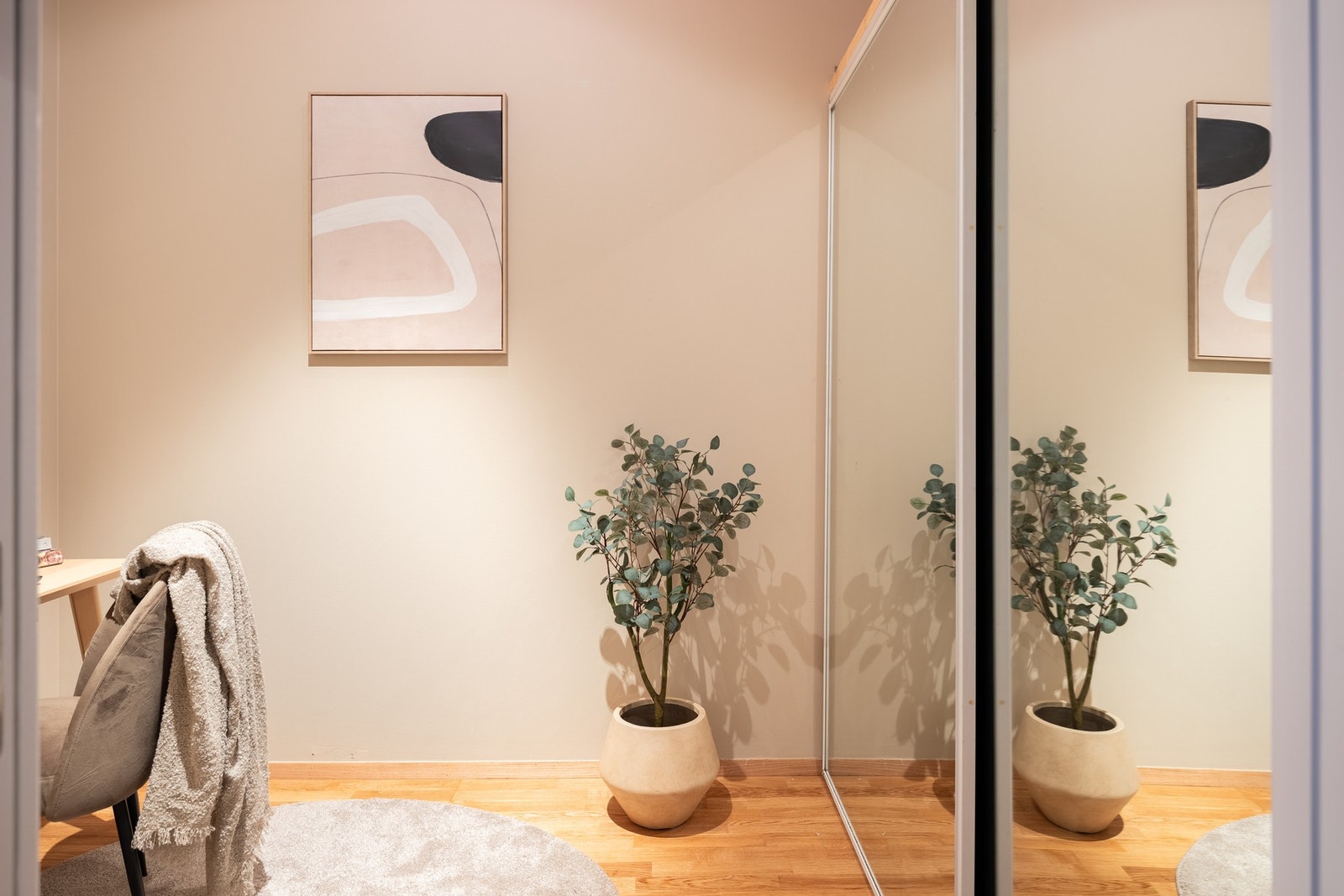 Boden er på 6 kvm og er praktisk plassert rett ved inngangspartiet. Galleribilde