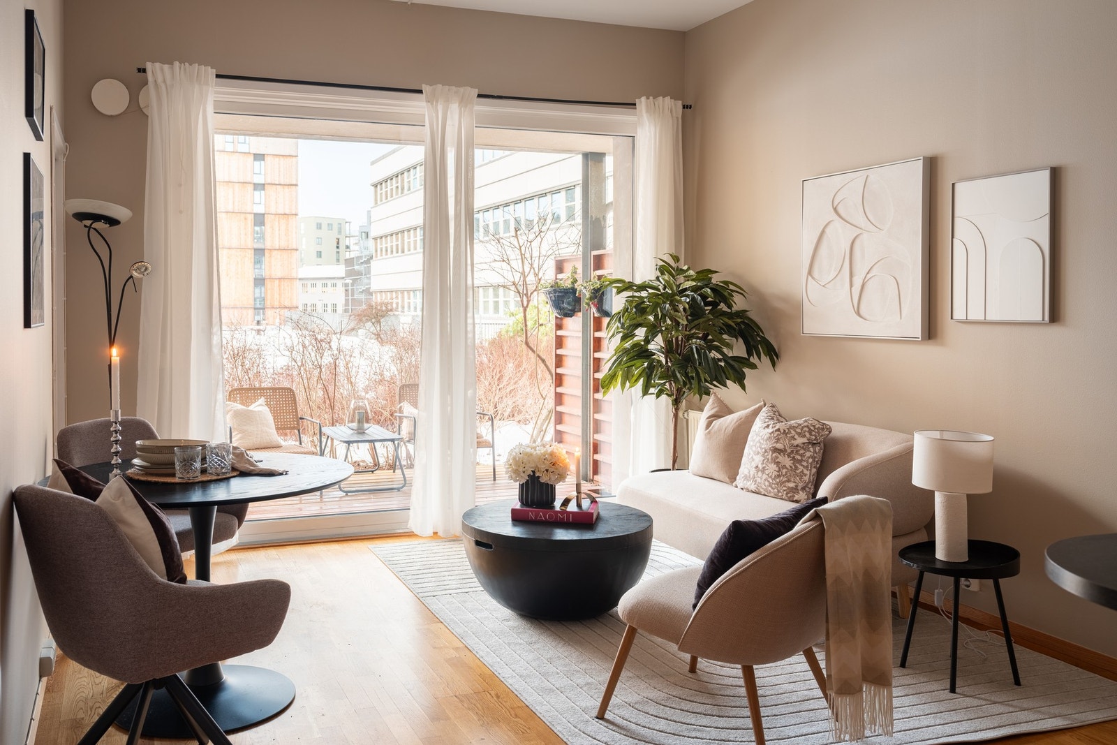 Stue og kjøkken er i åpen løsning og måler gode 22,5 kvadratmeter. Galleribilde