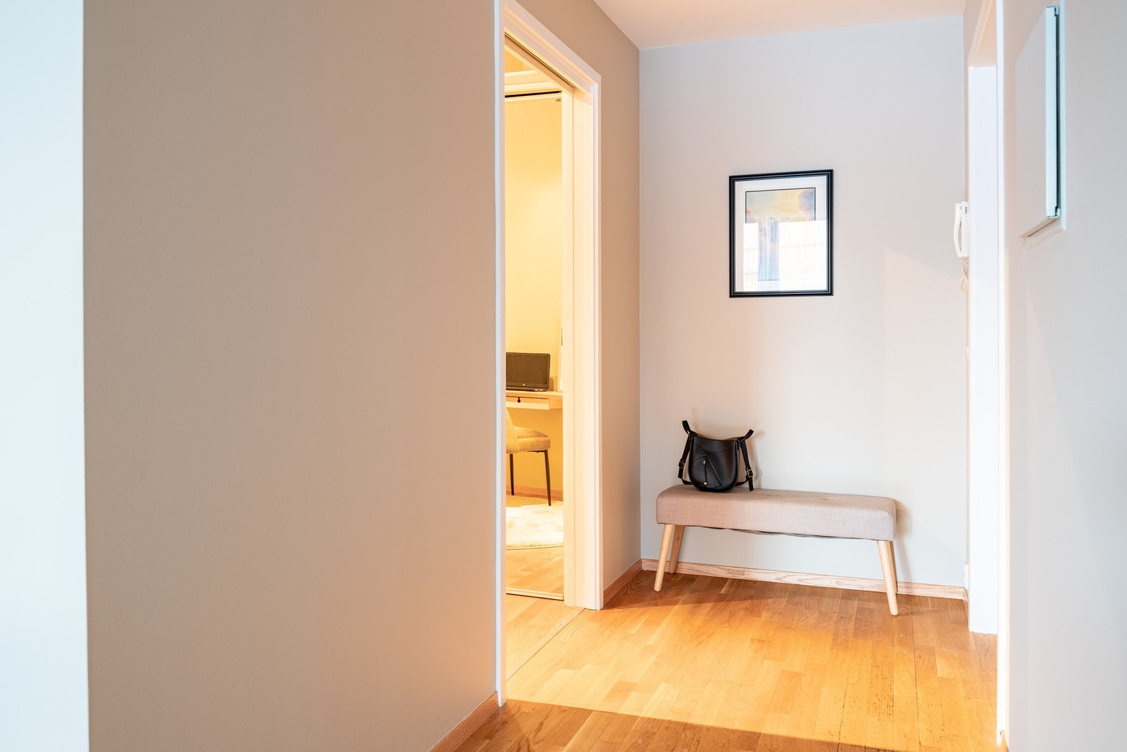 Leiligheten disponerer også en ekstern, romslig bod som er praktisk plassert på samme plan som leiligheten. Galleribilde