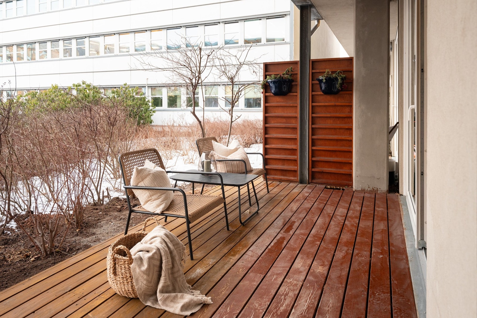 Sør-vestvendt terrasse som måler gode 14 kvadratmeter med herlige solforhold. Galleribilde