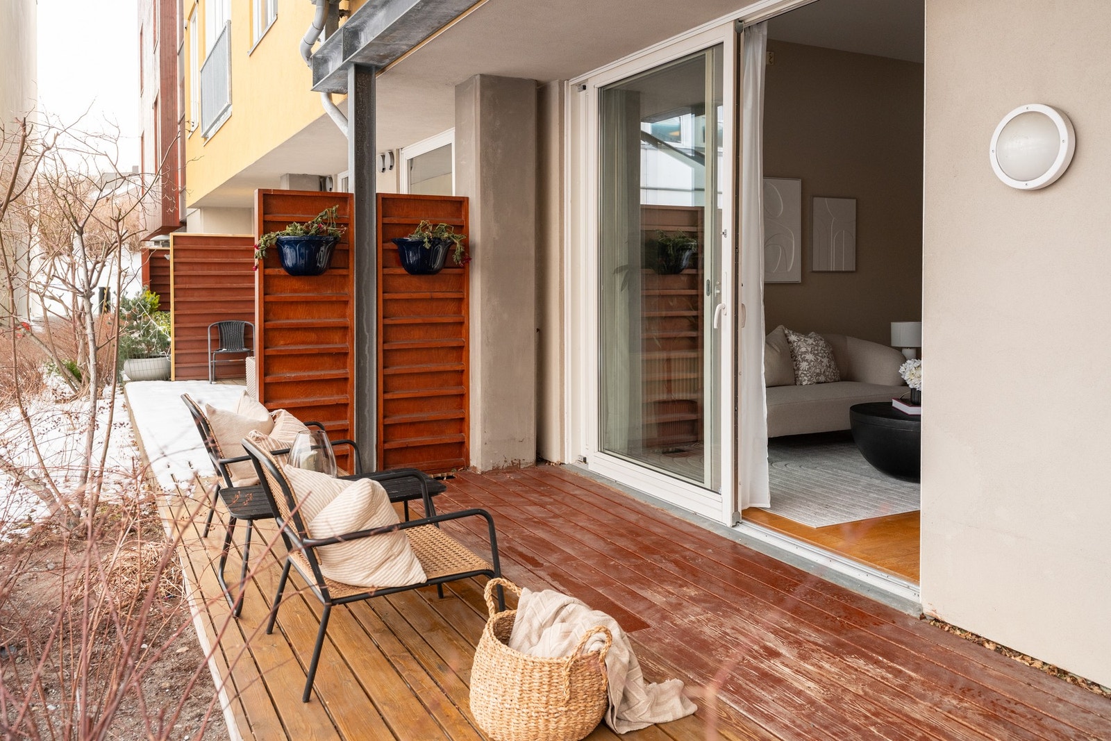 Terrassen vender ut mot rolige og frodige fellesarealer. Galleribilde