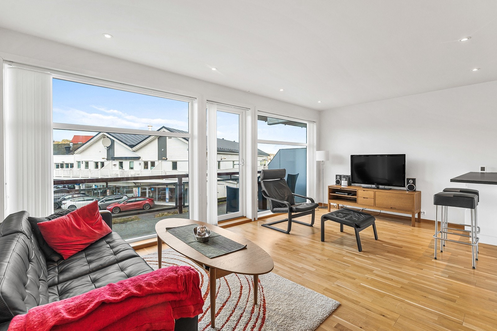 Stuen er et lyst og behagelig oppholdsrom med store vindusflater som slipper inn rikelig med naturlig lys. Galleribilde