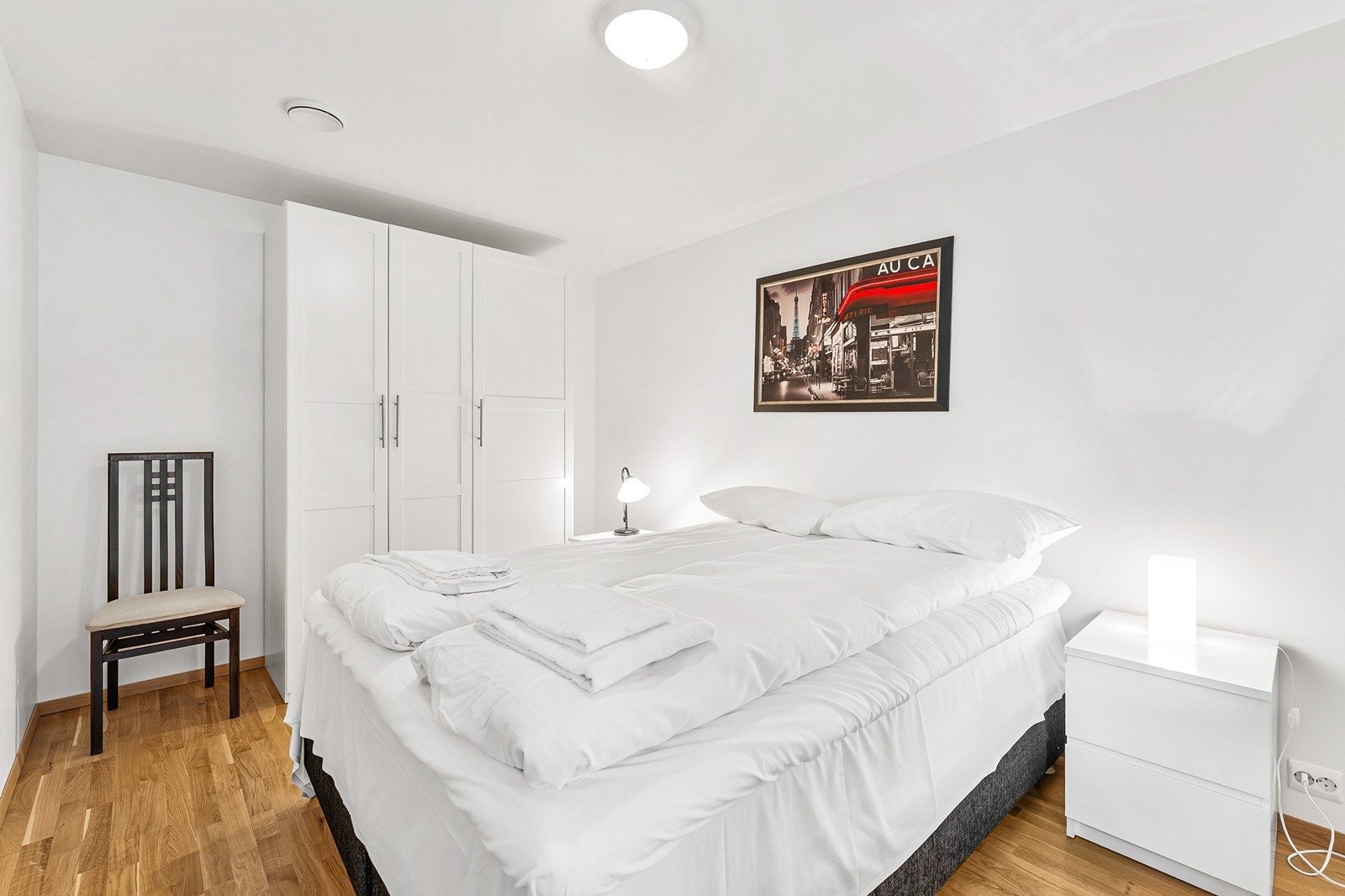 Hovedsoverommet er romslig, med god plass til dobbeltseng, nattbord og annet møblement. Galleribilde