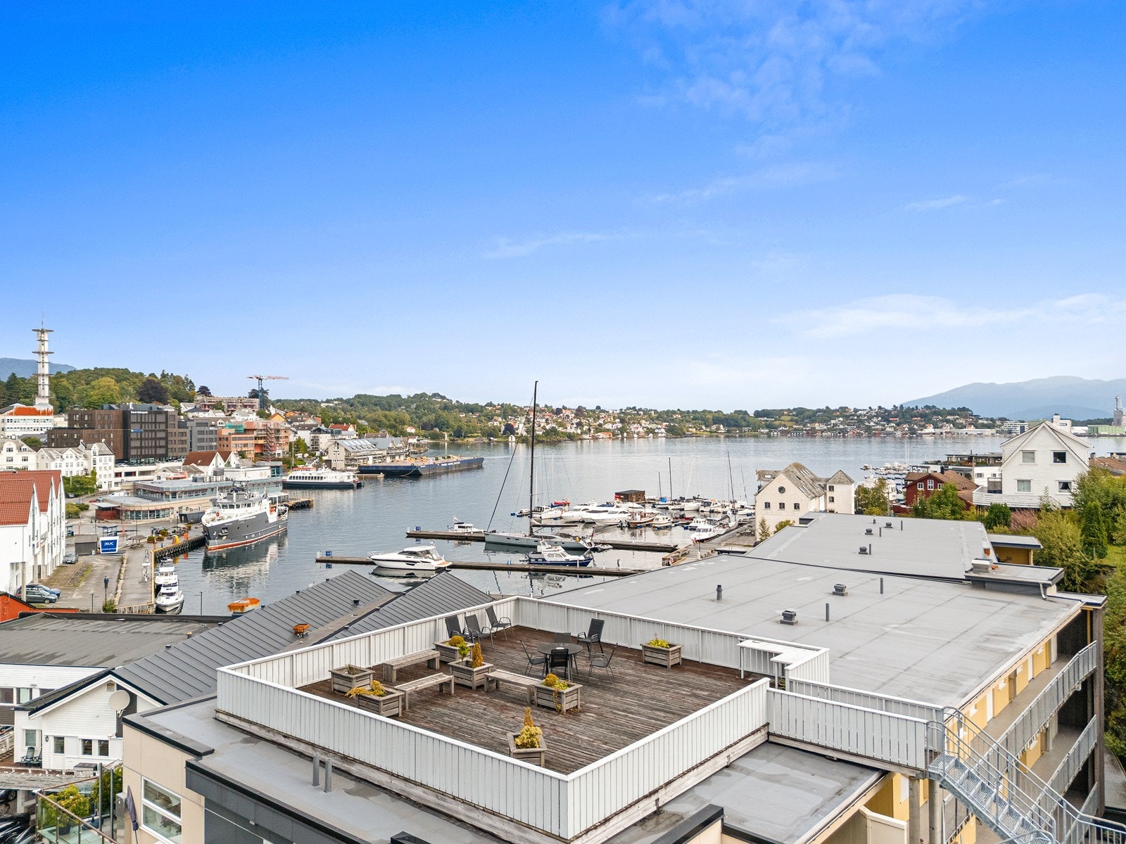 Felles takterrasse for sameiet. Leiligheten ligger sentralt på Leirvik med kort vei til alt som Leirvik sentrum har å by på. Galleribilde