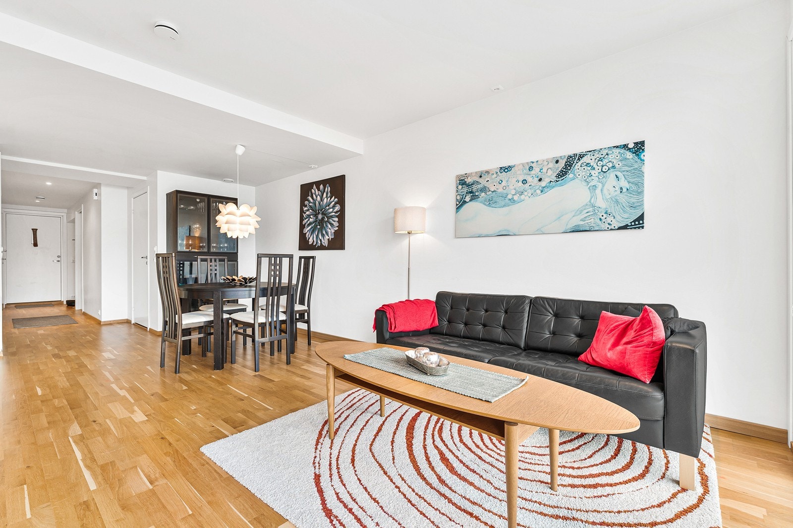 Den åpne løsningen gir god romfølelse, og det er god plass for både sofagruppe og spisebord. Galleribilde