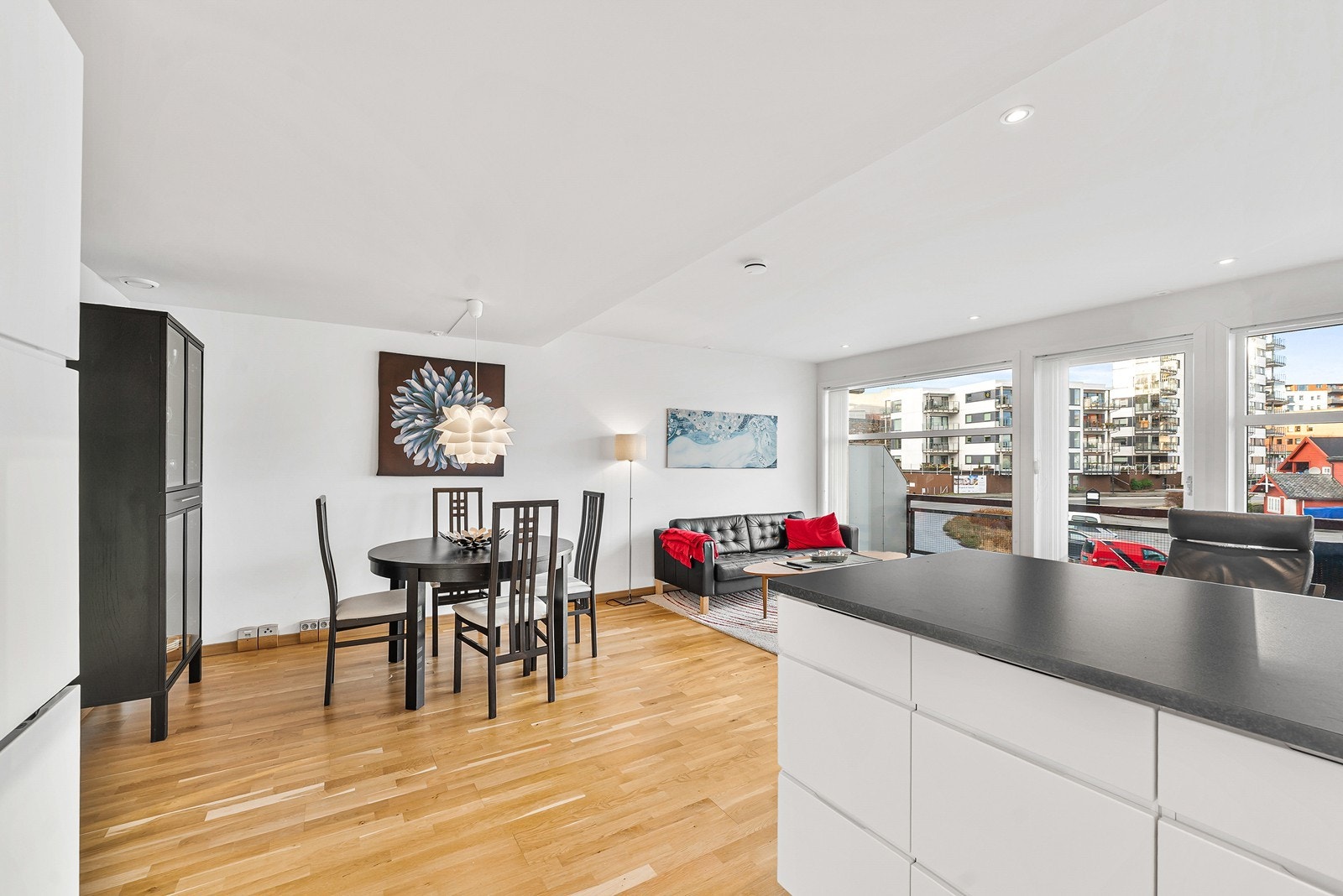 I tilknytning til stuen finner du et moderne og praktisk kjøkken med glatte fronter, god skapplass og rikelig med benkeareal. Galleribilde