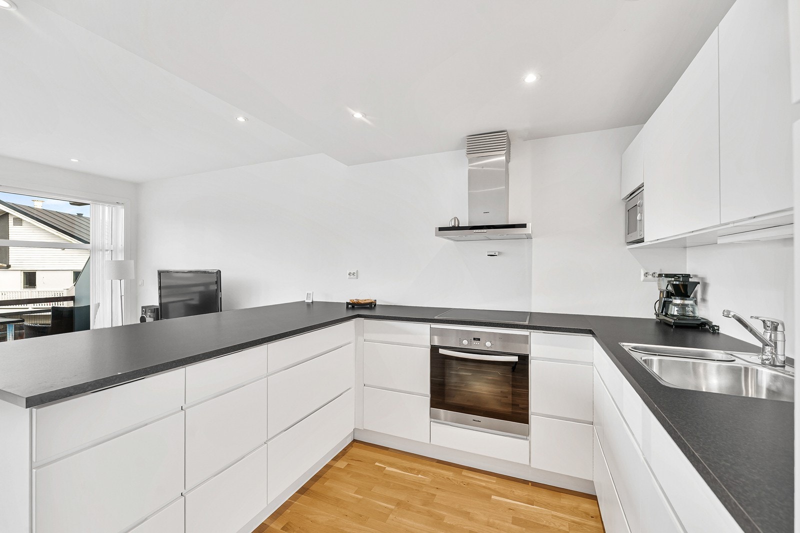 Det medfølger integrerte hvitevarer som komfyr, platetopp og oppvaskmaskin, samt kjøkkenventilator med avtrekk ut. Galleribilde