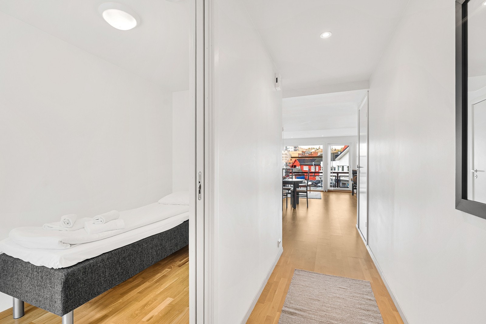 Fra gang er det skyvedør inn til soverom Galleribilde