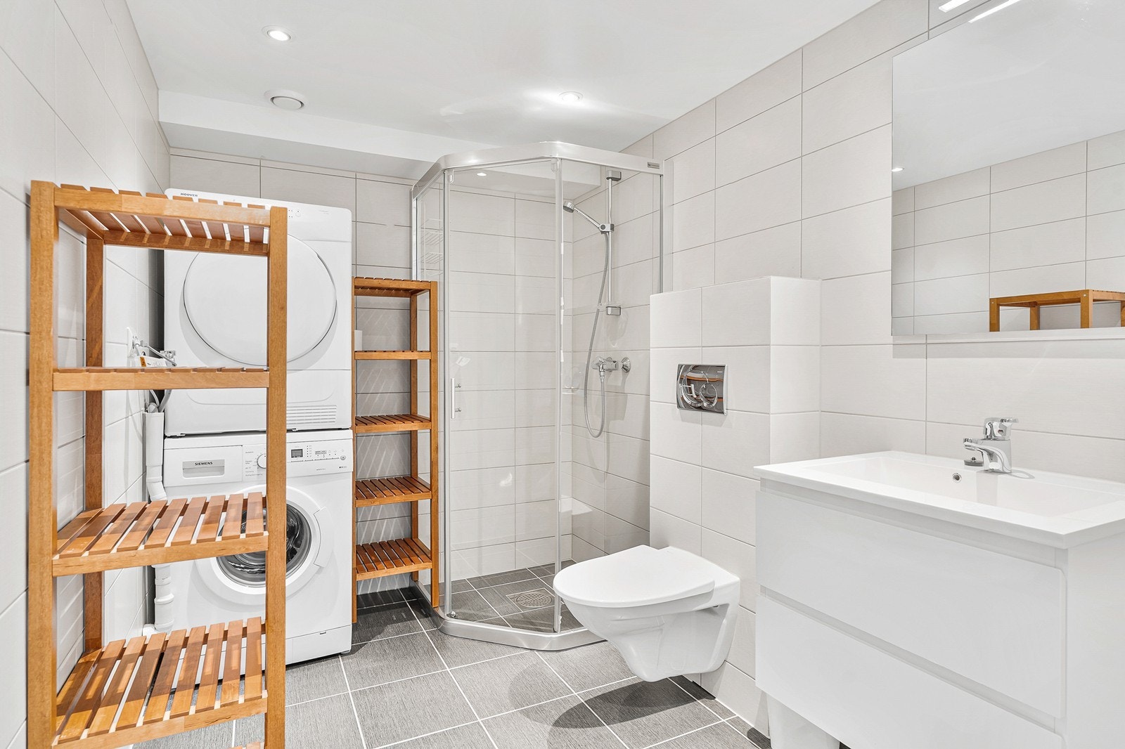 Det helflisede badet holder en moderne standard og fremstår som både pent og funksjonelt. Galleribilde