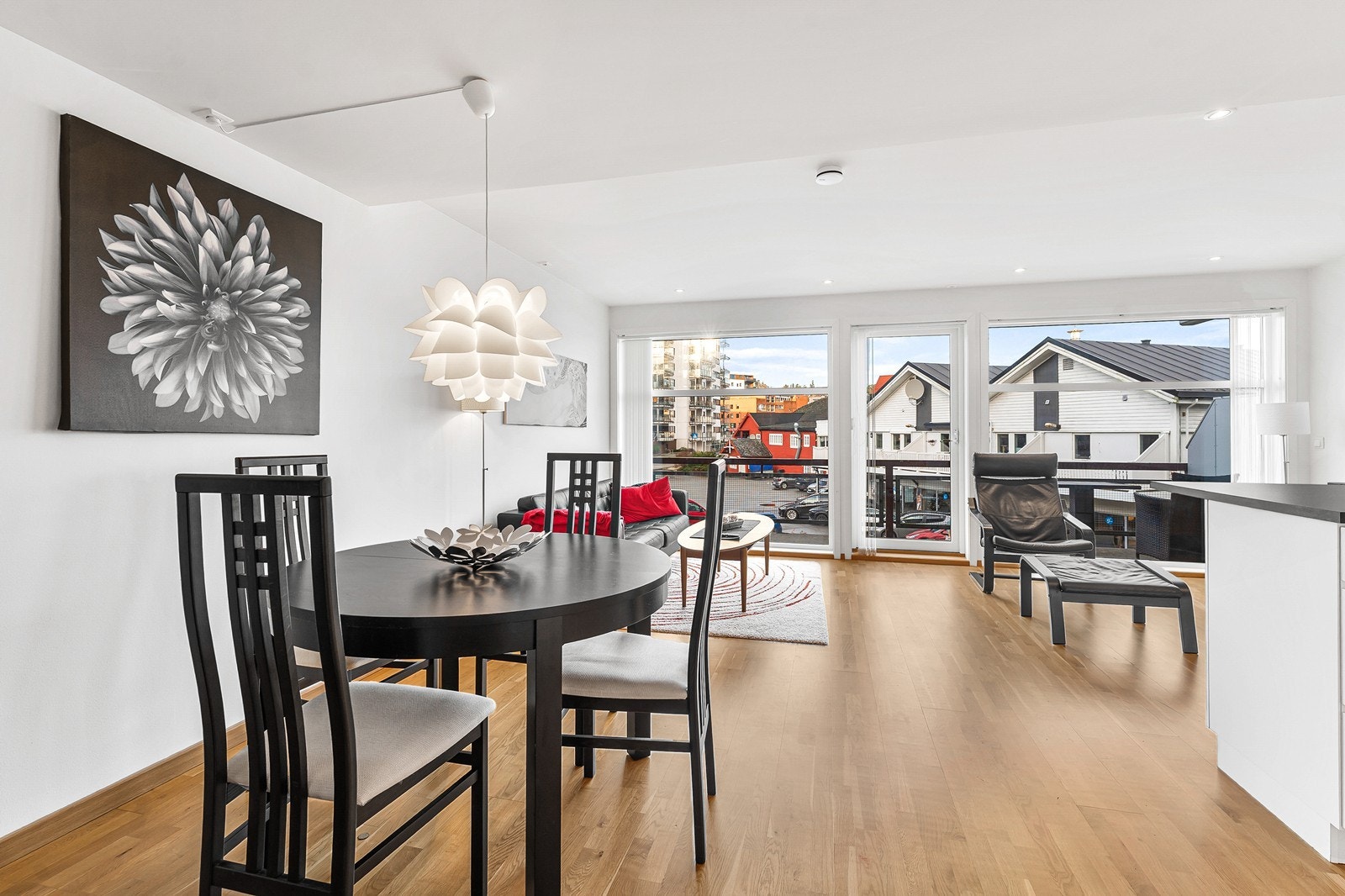 Gulvvarme og downlights gir et moderne og komfortabelt preg. Galleribilde