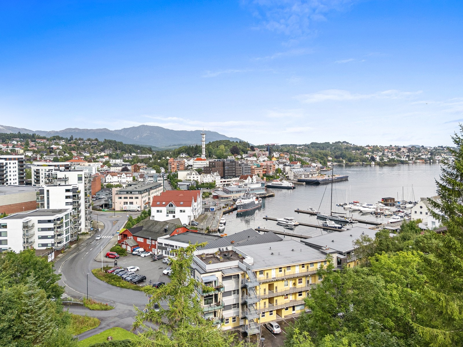 Leiligheten ligger svært sentralt på Leirvik, med gangavstand til alt du trenger i hverdagen - blant annet Amfi Storsenter, dagligvarebutikker, apotek, kafeer og servicetilbud. Galleribilde