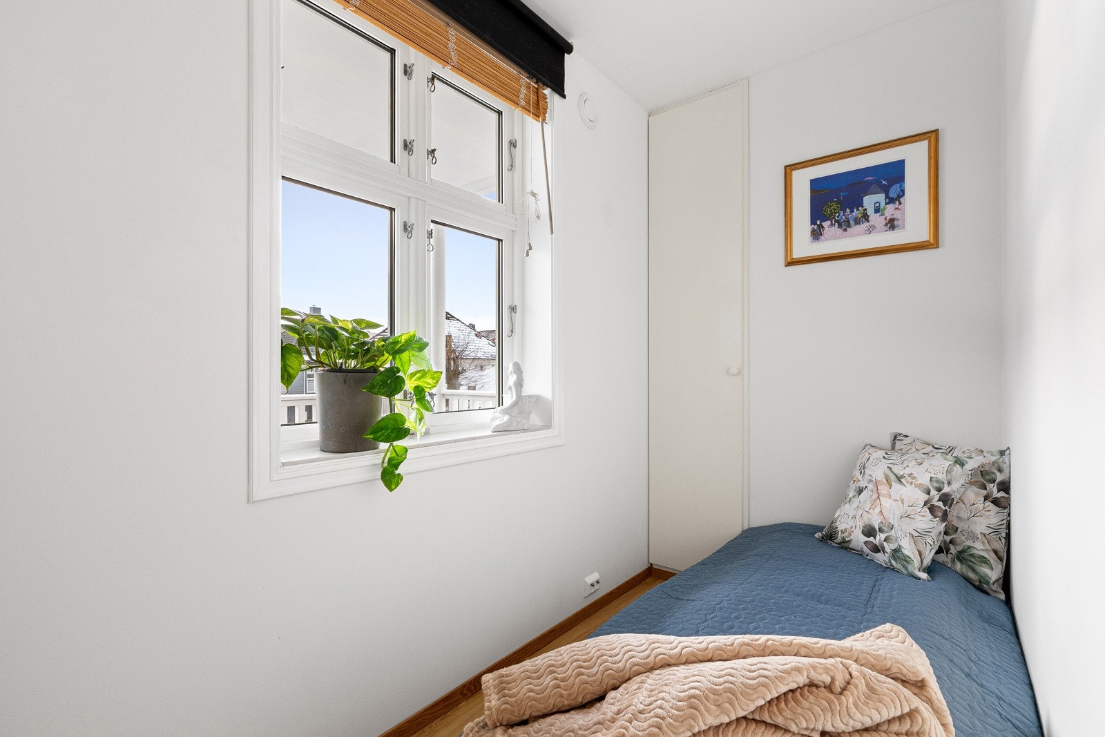 Det andre soverommet er fleksibelt og kan brukes som barnerom, gjesterom eller hjemmekontor. Galleribilde