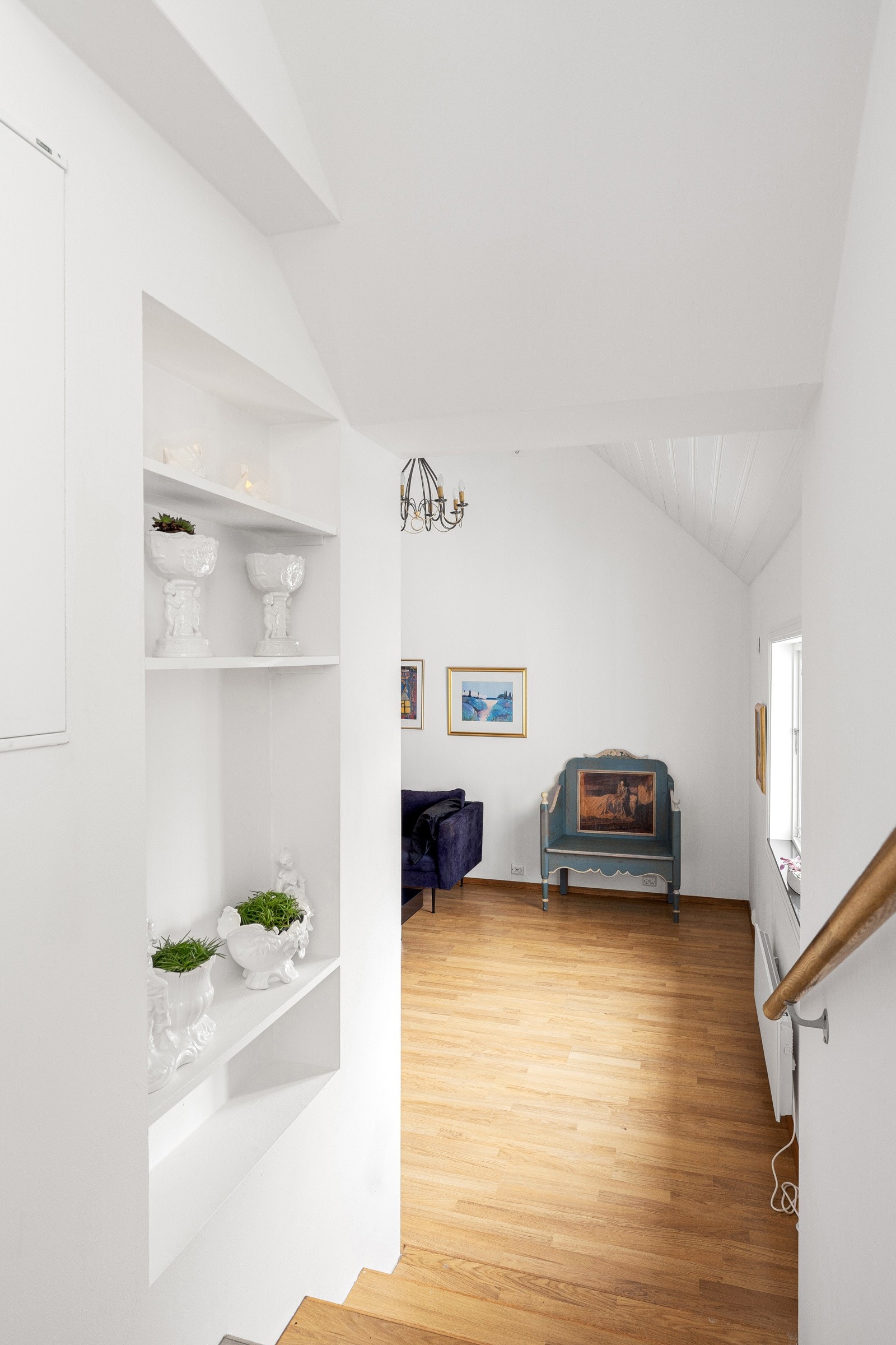 Fra entréen mellom stue og kjøkken er det utgang til en balkong, som fungerer som en perfekt forlengelse av oppholdsarealet og gir mulighet for å nyte frisk luft og utsikt. Galleribilde