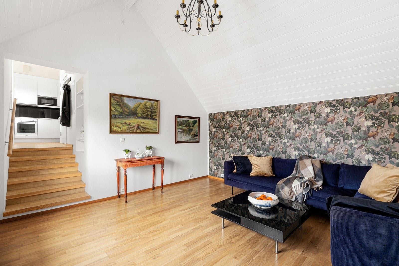 Stuen gir god plass til sofagruppe og fungerer som et hyggelig samlingspunkt i hjemmet. Galleribilde