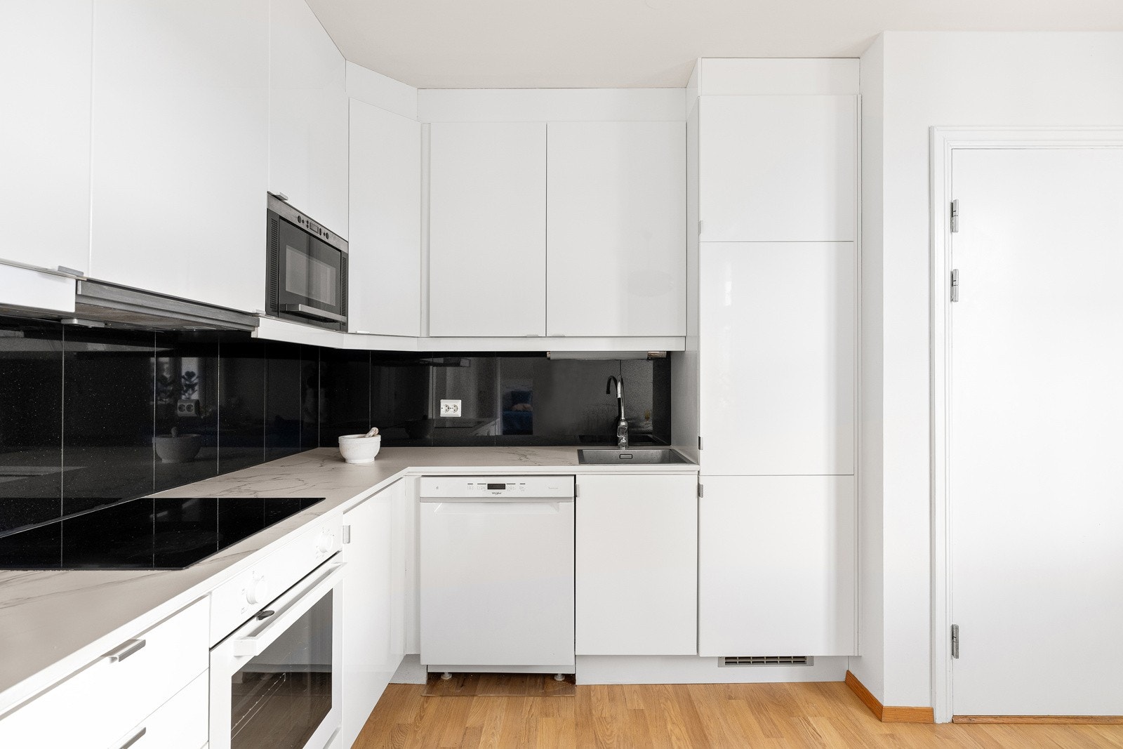 Kjøkkenet fremstår som lyst og luftig, med godt med arbeidsflater og smarte oppbevaringsløsninger. Galleribilde