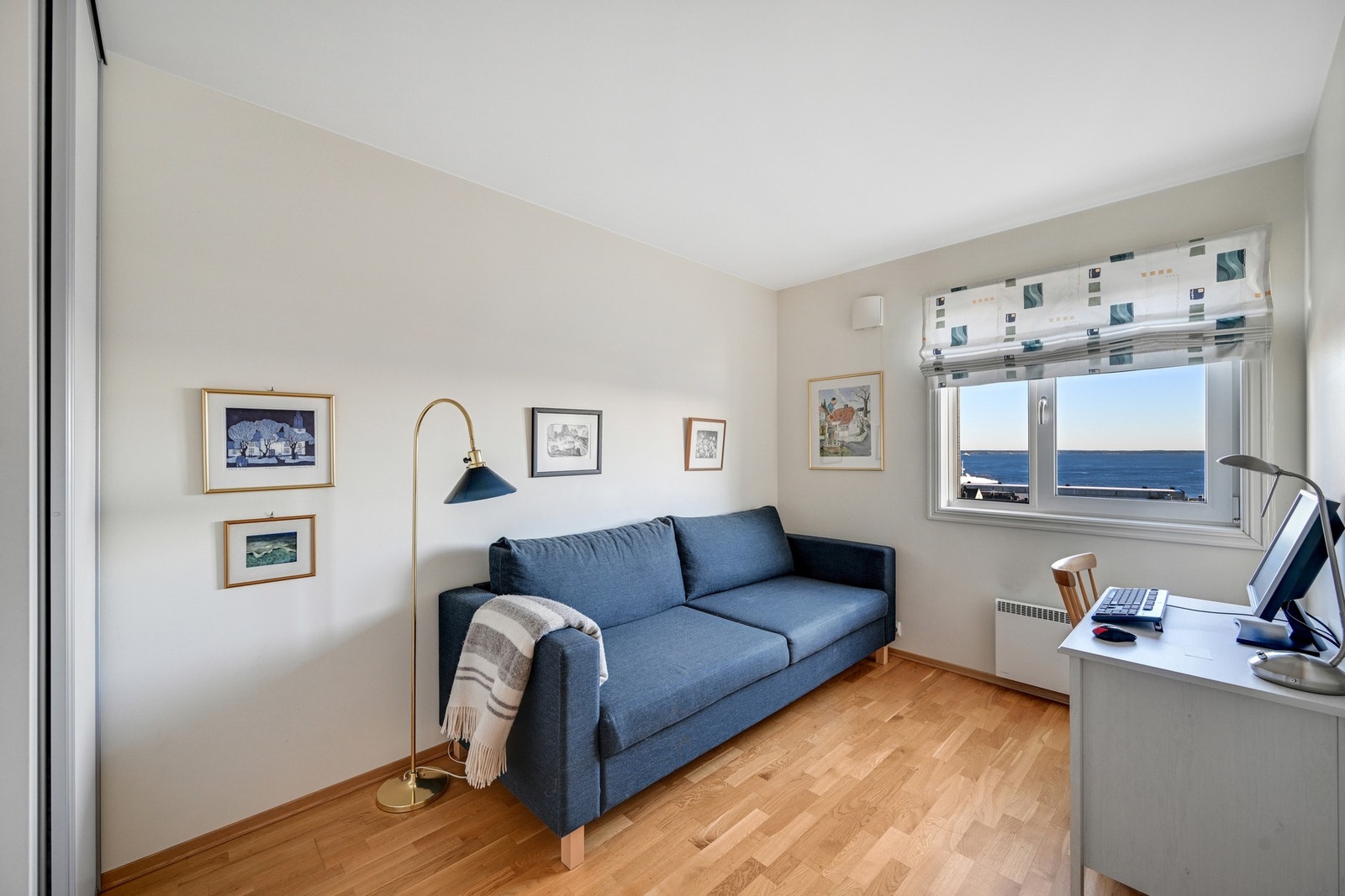 Soverom II - også dette med fjordutsikt og eikeparkett Galleribilde