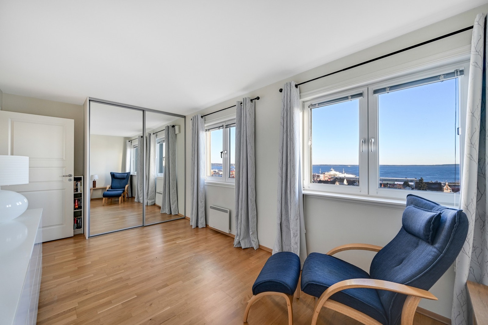 Hovedsoverommet har skyvedørsgarderobe og direkte adgang til eget bad Galleribilde