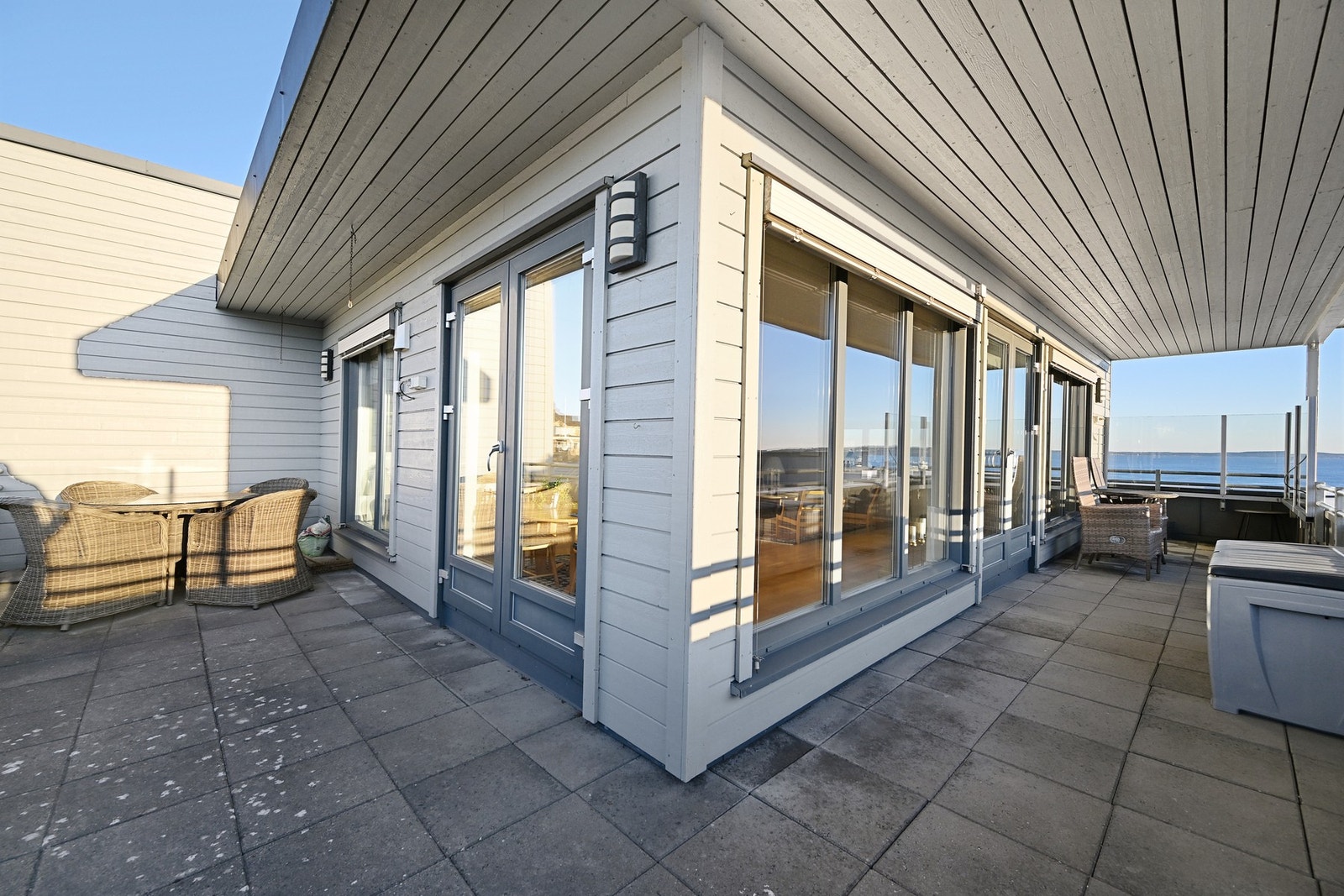 Stor og deilig takterrasse mot syd og vest Galleribilde