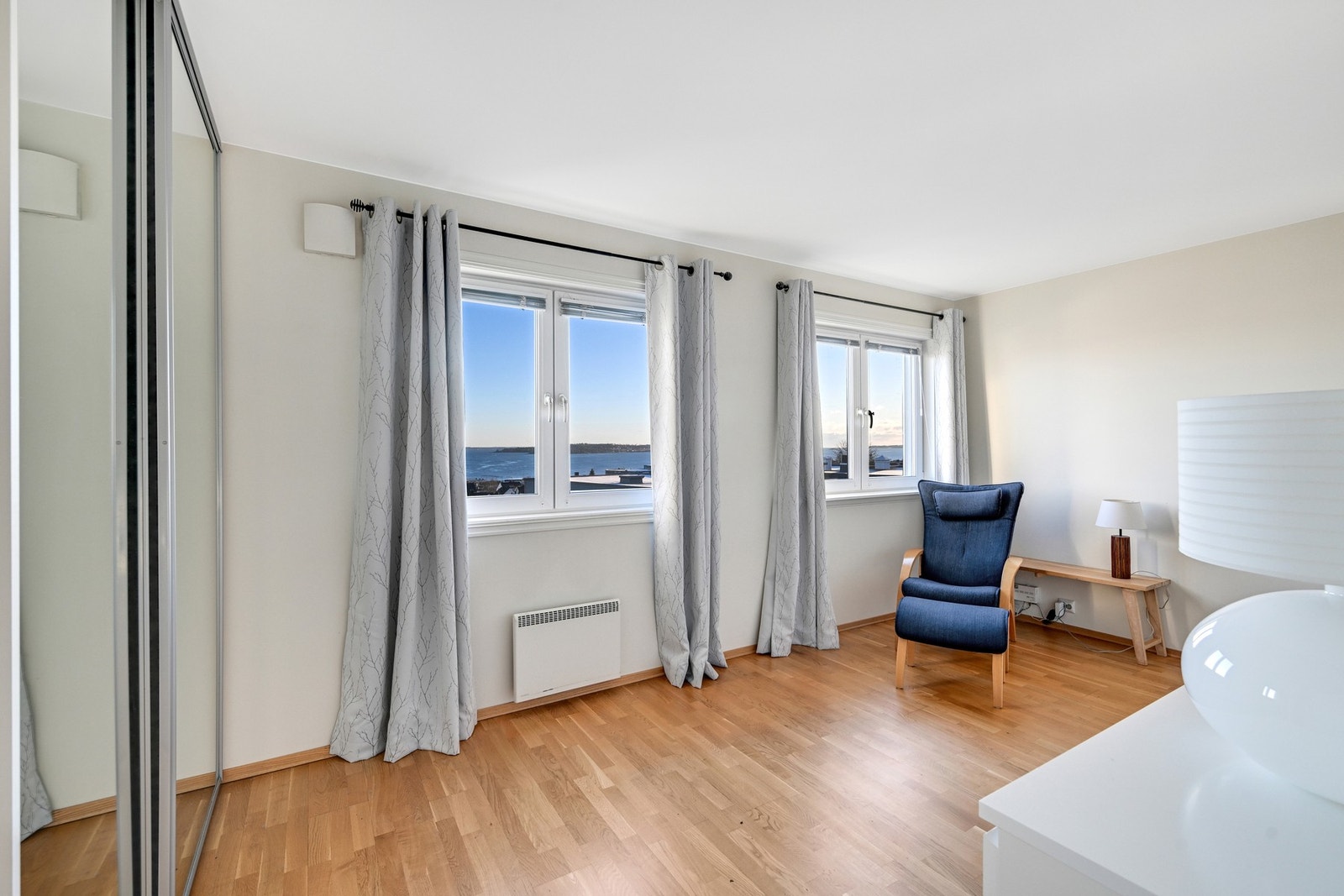 Leiligheten har to gode soverom - her ser vi hovedsoverommet Galleribilde