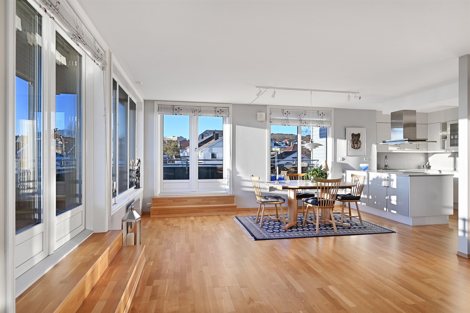 Stua har gjennomlys og to utganger til takterrassen Galleribilde