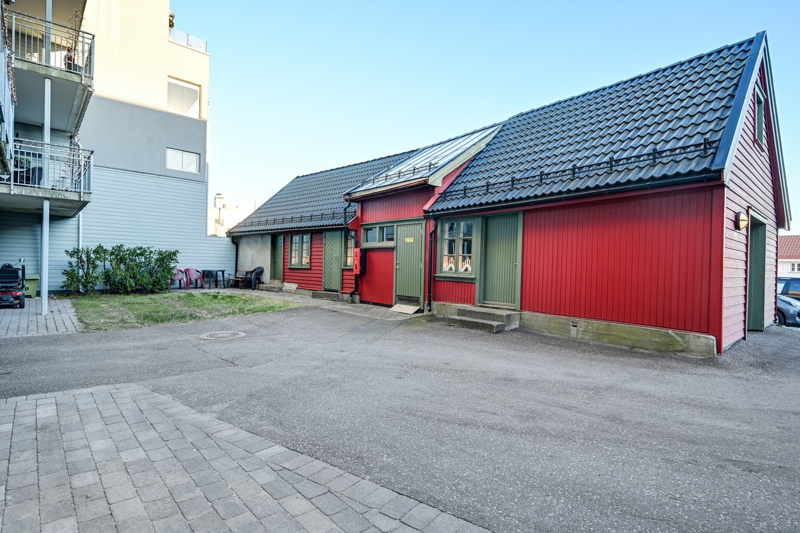 I bakgården har borettslaget både gjesterom og hobbyrom Galleribilde