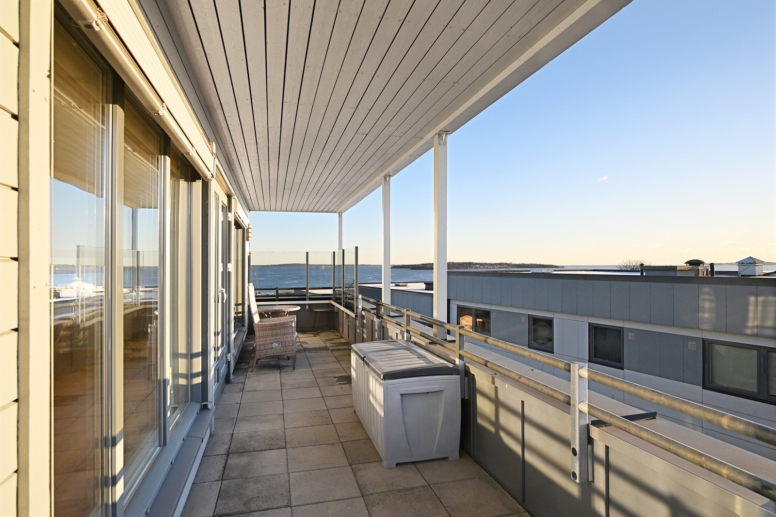 Mot syd er takterrassen overbygget og kjekt med solskjerming på vinduene Galleribilde