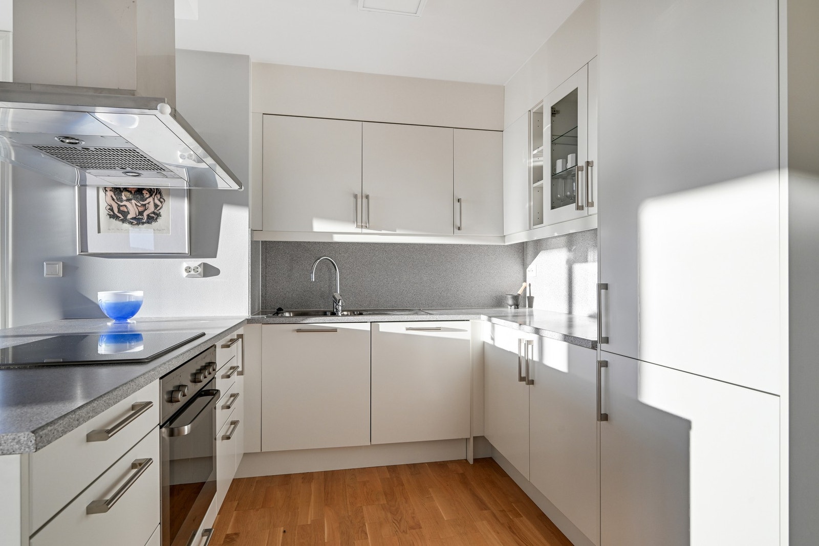 Lys innredning og godt med benkeplass Galleribilde