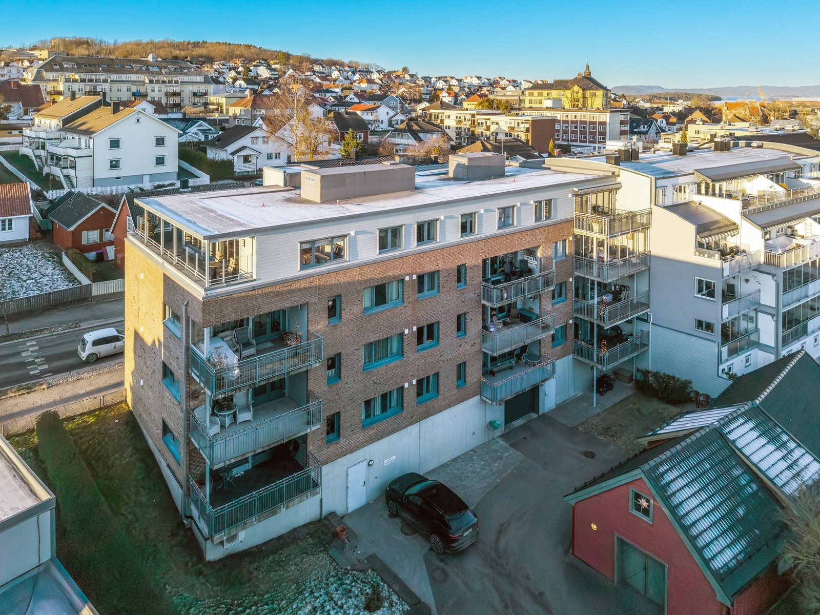 Her ser vi leiligheten øverst og til venstre - vi ser også Åsen i bakkant og den røde sidebygningen som tilhører borettslaget Galleribilde