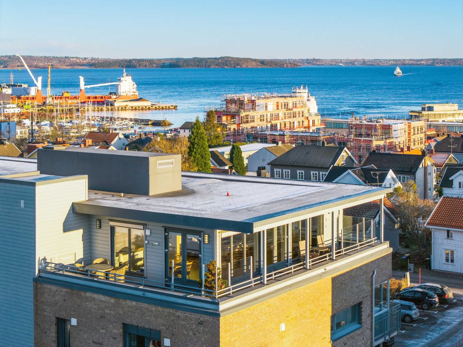 Store vindusflater og panorama utsikt over fjorden og omgivelsene Galleribilde