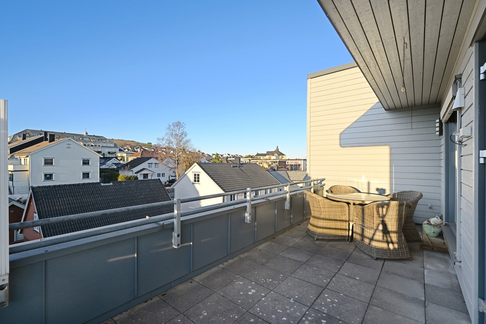 Her ser vi den delen av takterrassen som ligger mot vest med ettermiddag/kvelds-sol Galleribilde