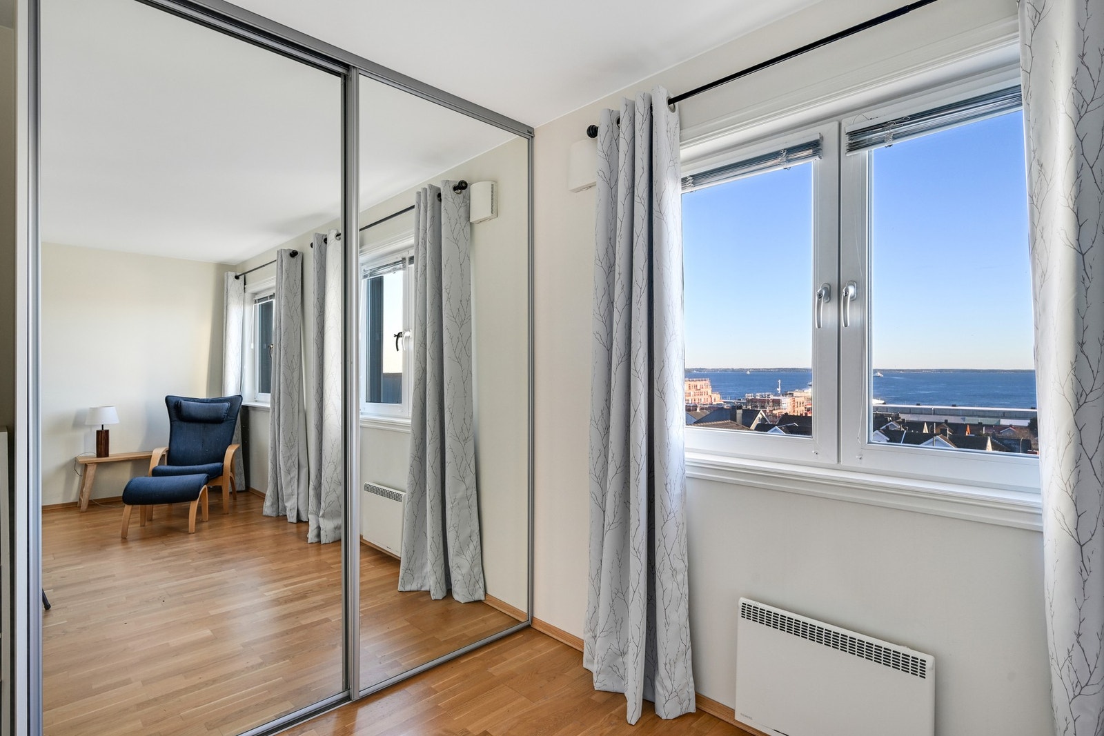 Her er det utsikt til både skipstrafikken og vakre soloppganger fra egen seng Galleribilde