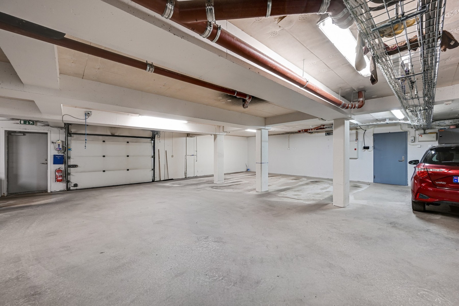 Borettslaget har garasjekjeller for noen og utendørs parkering Galleribilde