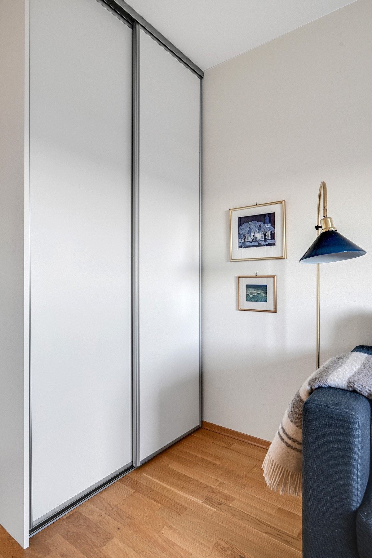 Skyvedørsgarderobe også på dette soverommet Galleribilde