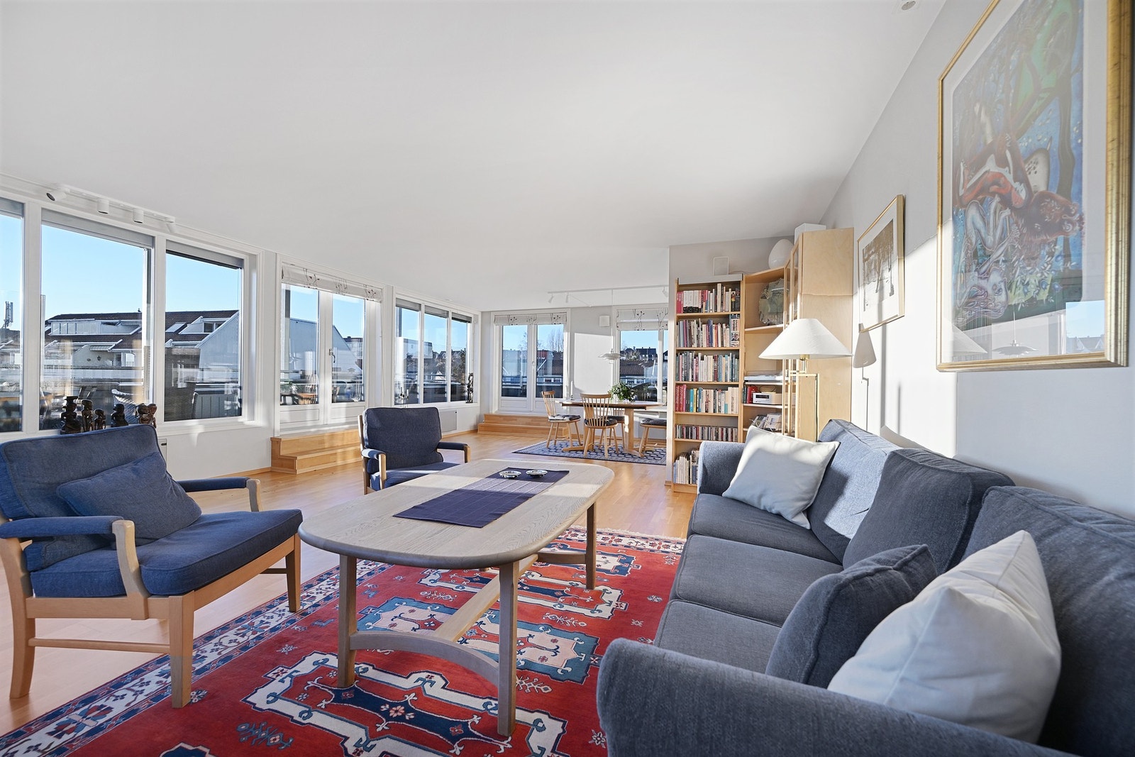 Store vindusflater i stua både mot syd, øst og vest Galleribilde