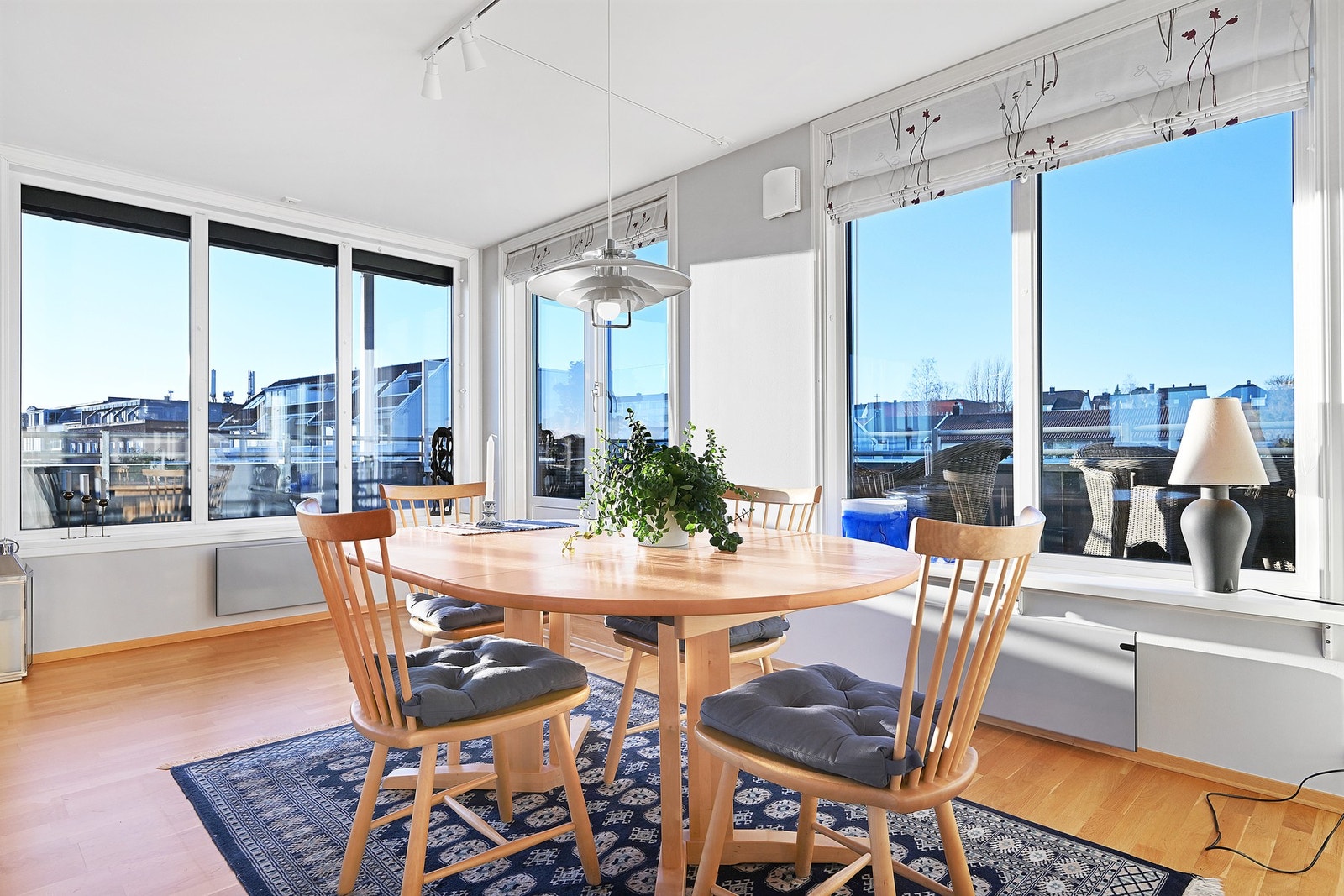 Det er god plass for langbord/spisestue Galleribilde