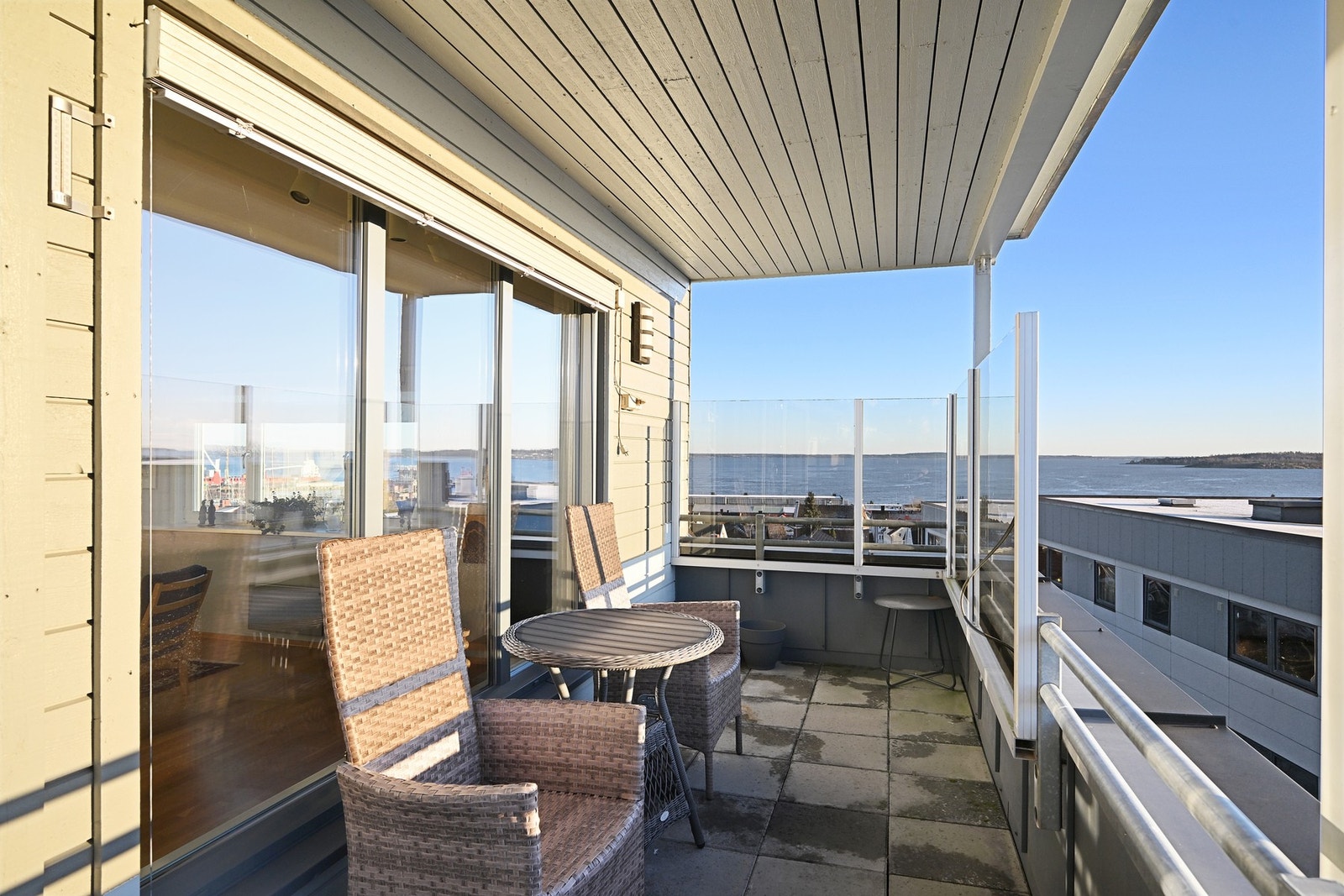 Vid og flott utsikt over fjorden og skipstrafikken - så bare å investere i ny kikkert Galleribilde