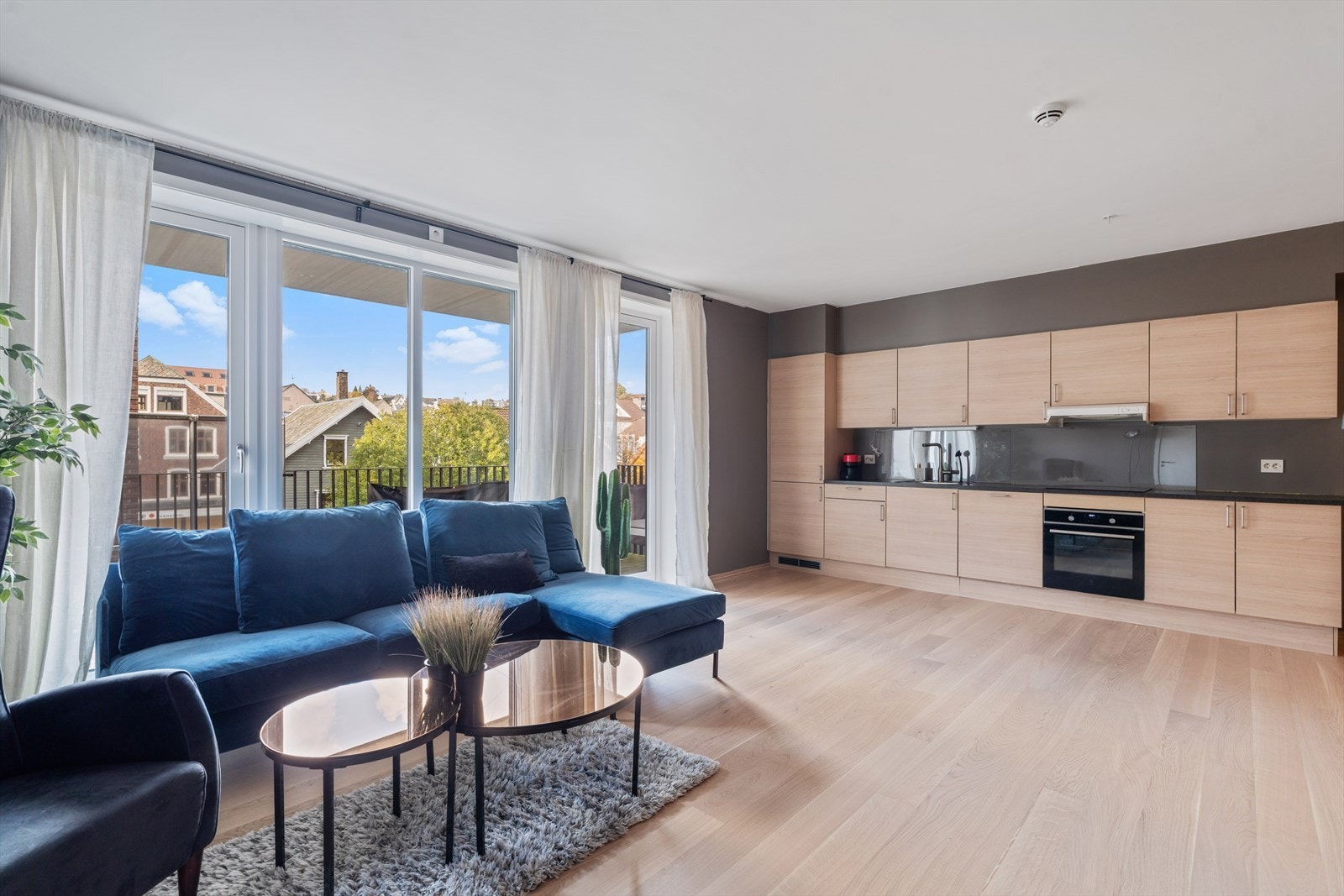 Kjøkken med åpen løsning til stue Galleribilde