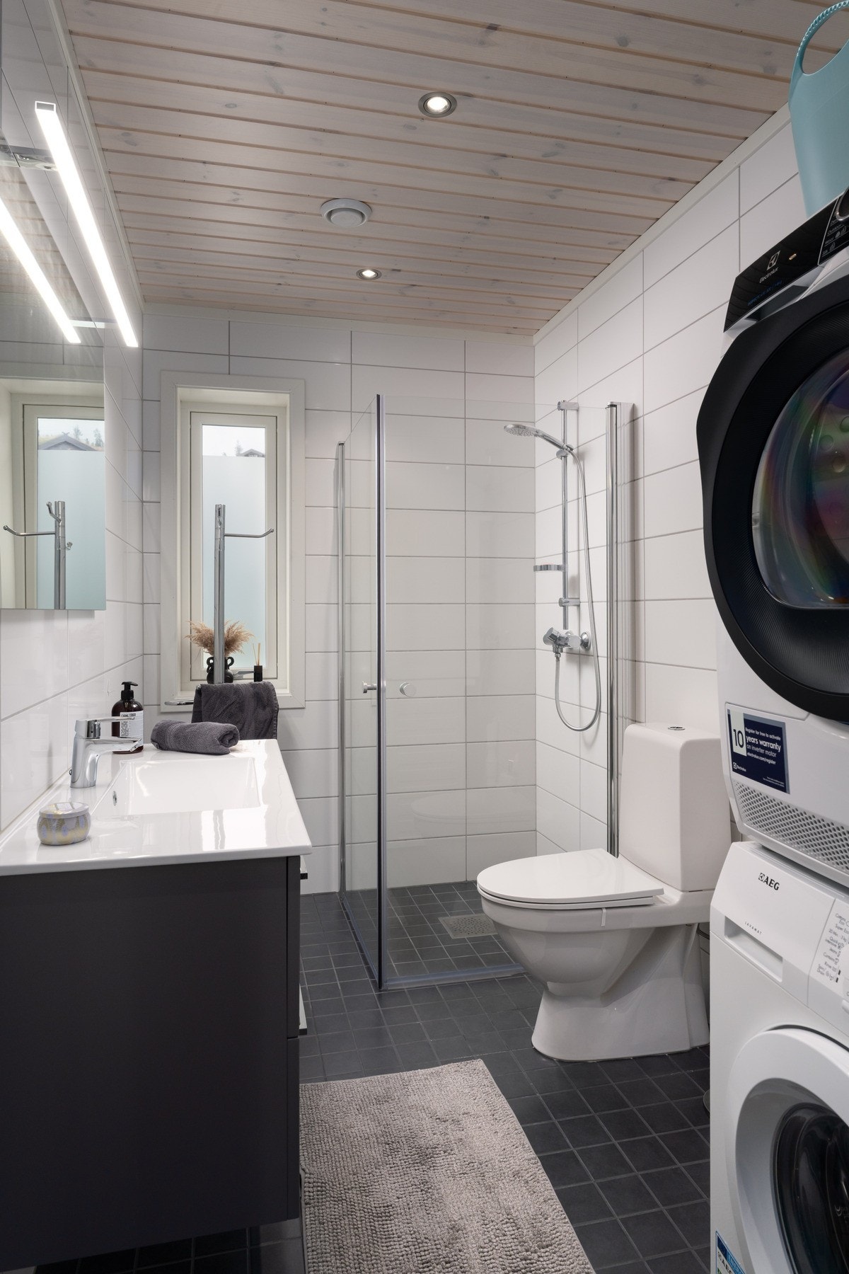 Bad 2 med servantinnredning, toalett og dusjvegger i glass, samt opplegg for vaskemaskin. Galleribilde