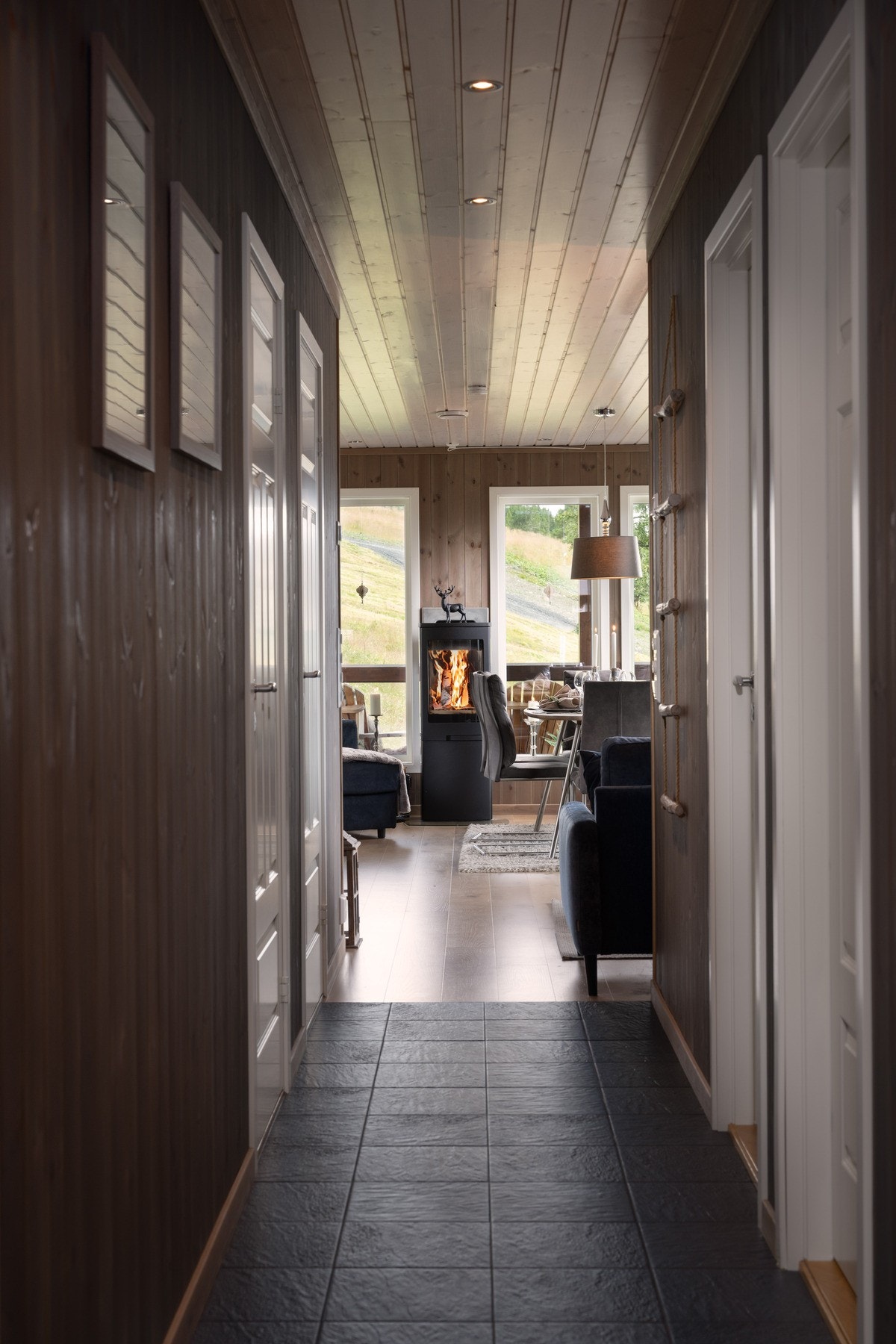 I entreen er det praktiske fliser på gulvet. Galleribilde