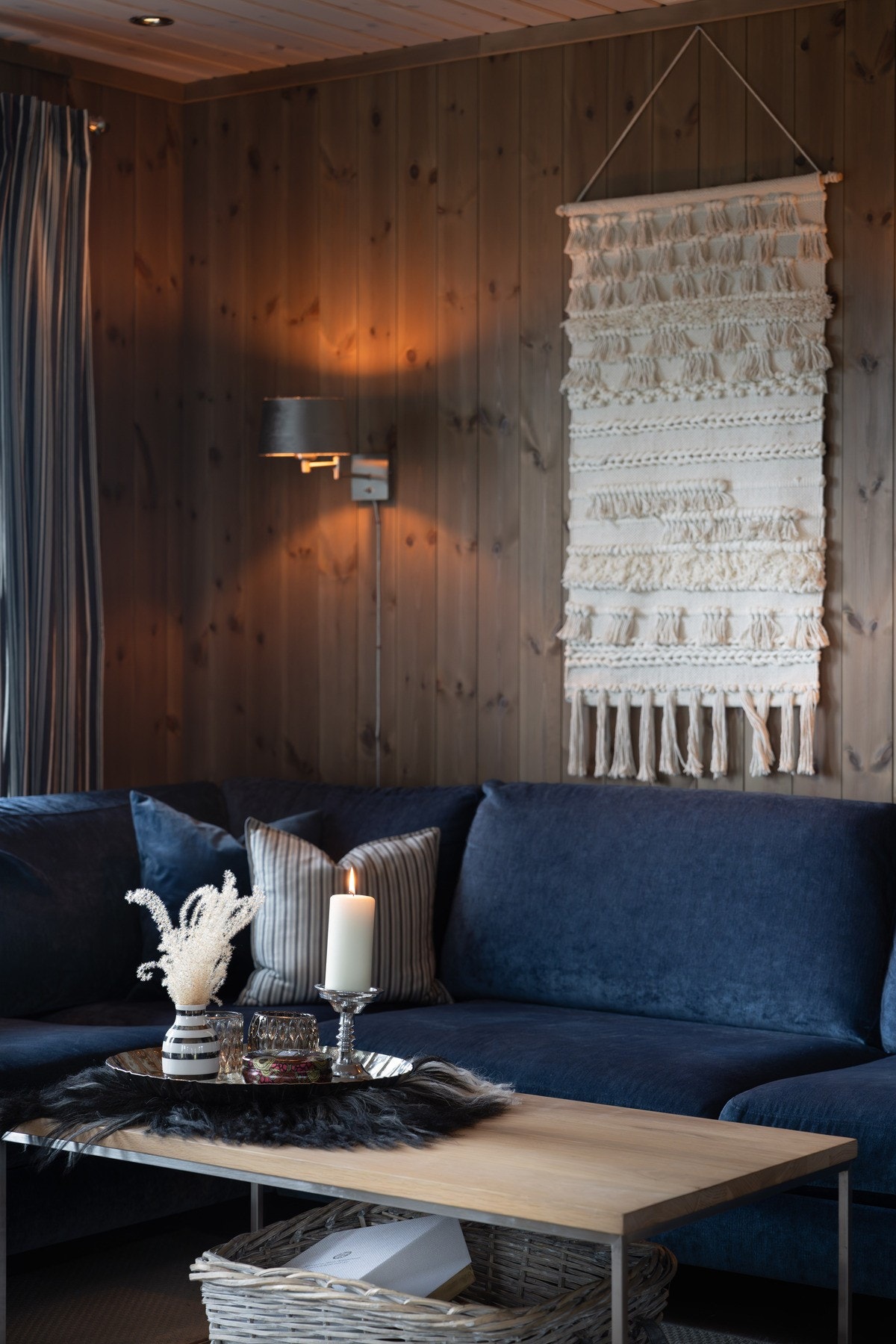 De panelte, beisede overflatene gir den lune og gode atmosfæren man ønsker på hytta! Galleribilde