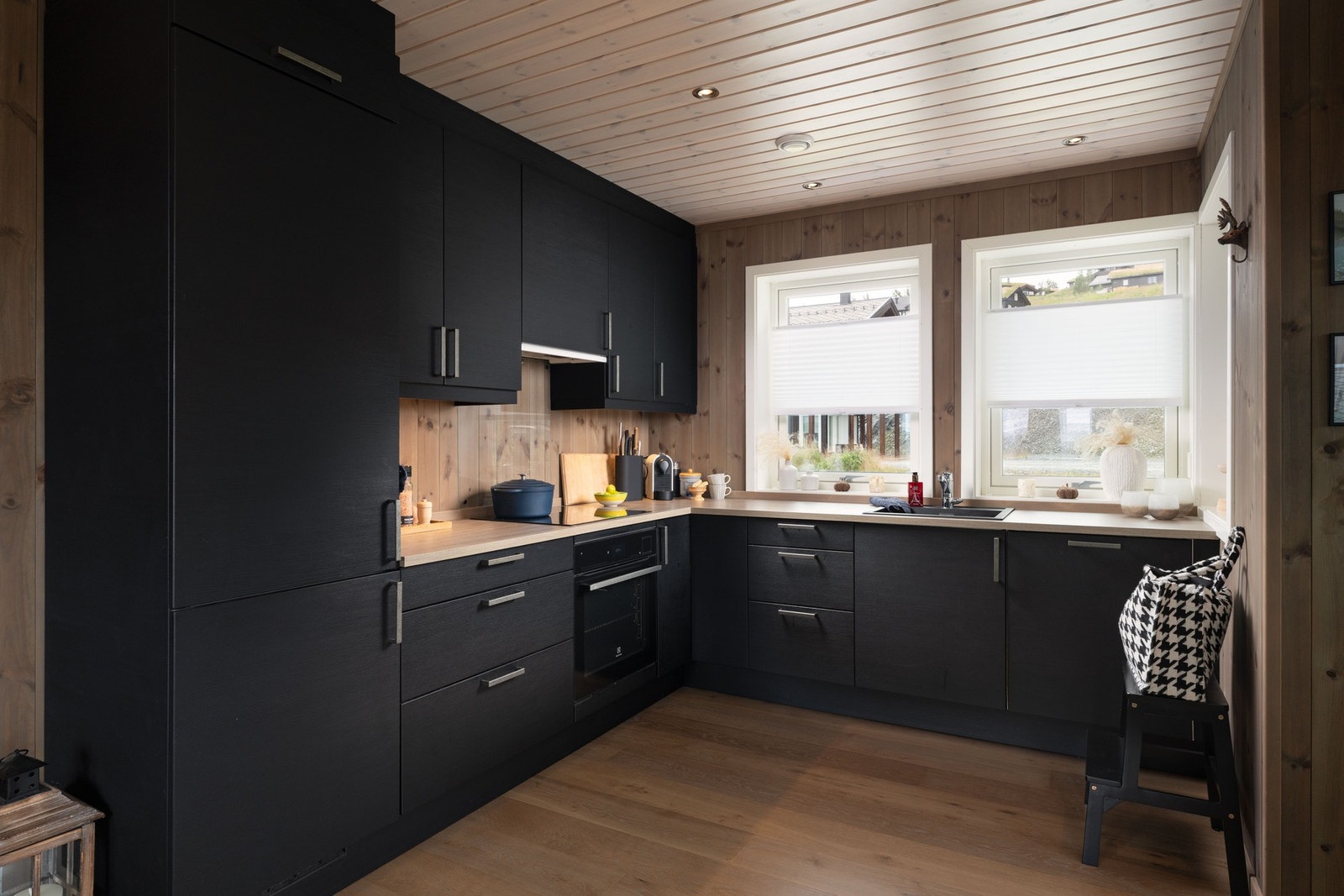 Moderne kjøkkeninnredning med godt med benk- og skapplass. Galleribilde