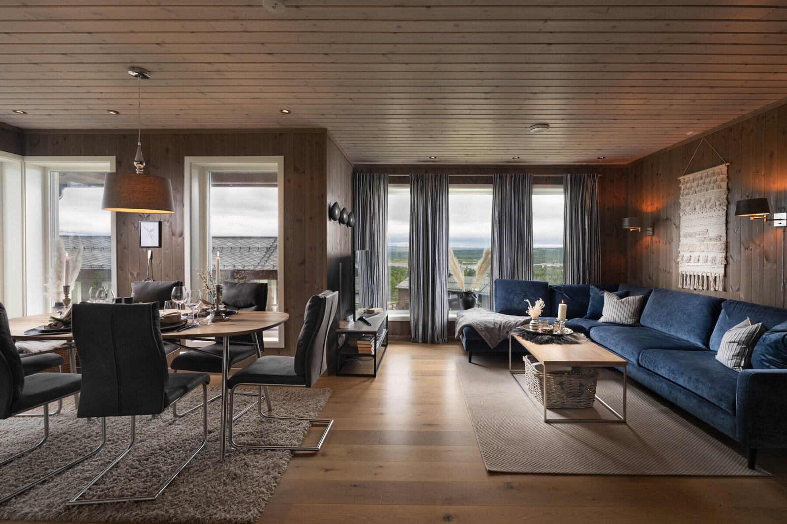 Lun og koselig stue, med store vindusflater som slipper inn godt med naturlig lys. Galleribilde